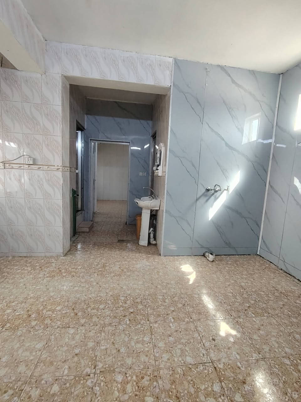 شقه الإيجار
شارع سبعه نيسان بهرز 
الاستفسار الاتصال على الرقم ***********
