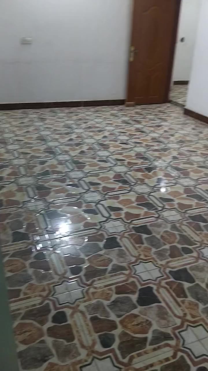 شقه للايجار 
المساحه 100 م 
تحتوي على استقبال وصاله وغرفه ومطبخ وصحيات ومنور  
الدرج معزول 
المكان سومر شارع النيل قرب اشارت المرور  
مزوده بكيزر وتانكي وماطور لتواصل 
***********
