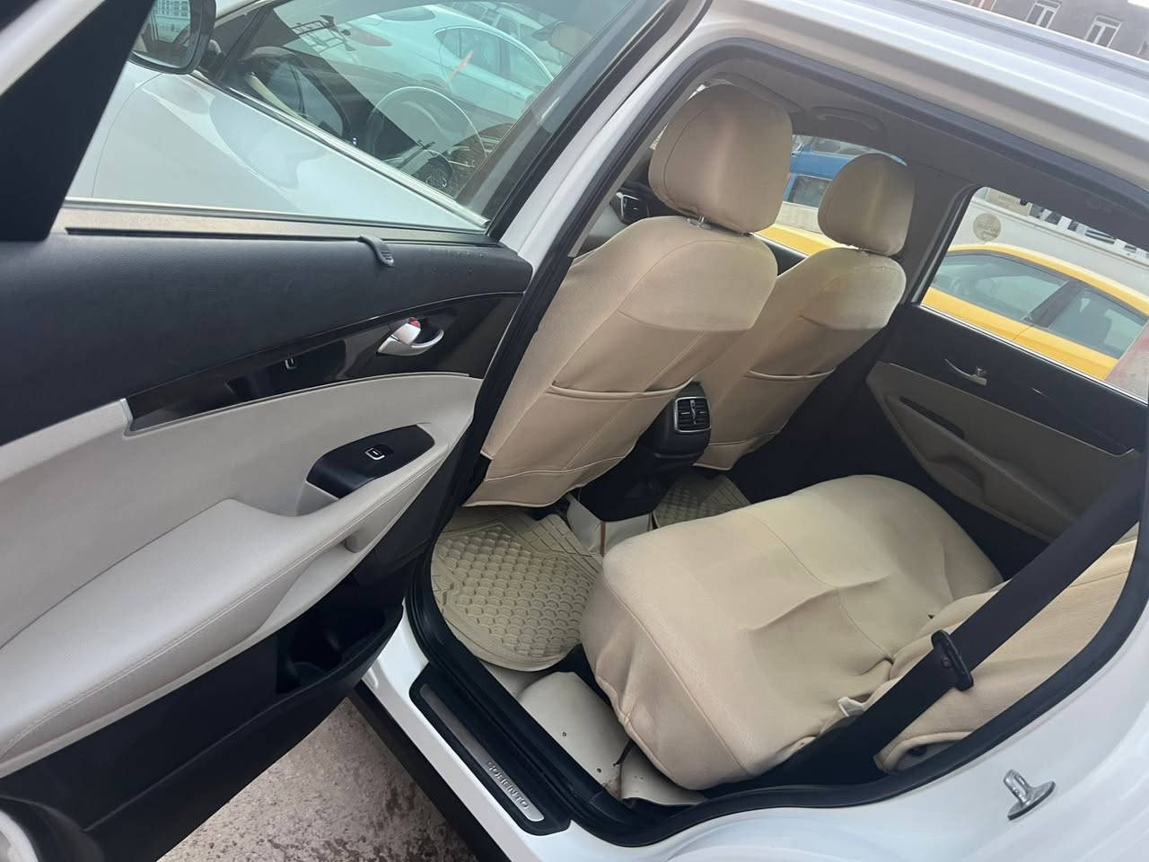 سلام عليكم
كيا سورنتو 2018 رقم بغداد مكينه 6 سلندر 
7 راكب كشن كهرباء سايق والصدر 
حساس خلفي امامي بردات خلفي 
صندوك كهرباء 
شاشه كاربلي 3 قطع تبريد السياره بيه باب السايق مبدل فقط اصلي بدون صبغ 
مكاني ناصريه مركز 
السعر 220 
***********
***********
