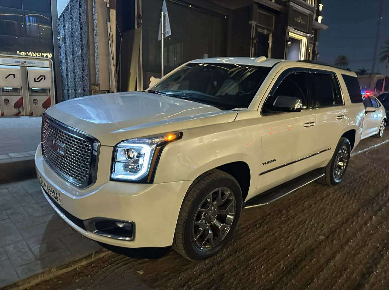 يوكن 2015 فول ما عدا الفتحه .  بتره مو الطويله 
السياره محرك 5300 ( يعني محرك و كير تاهو يجي المرغوب ) .  

رقم بغداد الجديد بأسمي شخصيا 
مكينة V8 5300
المواصفات 
بصمة تشغيل +ابواب
نظام eco
رادار امامي
رادارات مري 
تنبية تصادم امامي 
نظام تنبية خروج عن المسار 
حساسات اماميه
حساسات خلفية
كامرة خلفية
شاشة كبيره + قاصه
كشن تنبية السائق
كشنات كهرباء تدفئة تبريد
كشنات خزن ميموري
جنطه كهرباء
ستيرن كهرباء
تدفئة ستيرن
ويل 20  كروم 
كير مكينة كفالة ما مفتوحات  صدر تبريد تدفئه كله فول .. . 
ماكو اي كلًوب( عطل )  بالدشبول مشتغل  بيهه . 

ماشيه 180 الف 
كاملة السياره بدون نقص  
شغل و اطلع ترايك من بغداد للسعوديه 
حادثه طخطخات بسيطه بدون دواخل بدون لغد بدون شاصي 
يعني شاصي و الغد كله سليييم 

 مصبوغة عام
صبغ عام السياره . 

اخوان السياره جاهزه للاخير  نقص 
برغي ما بيههً و بالحقيقه احلا من الصور 
السعر 259 قفل قفل قفل قفل  …
***********واتس اب بغداد, العراق
