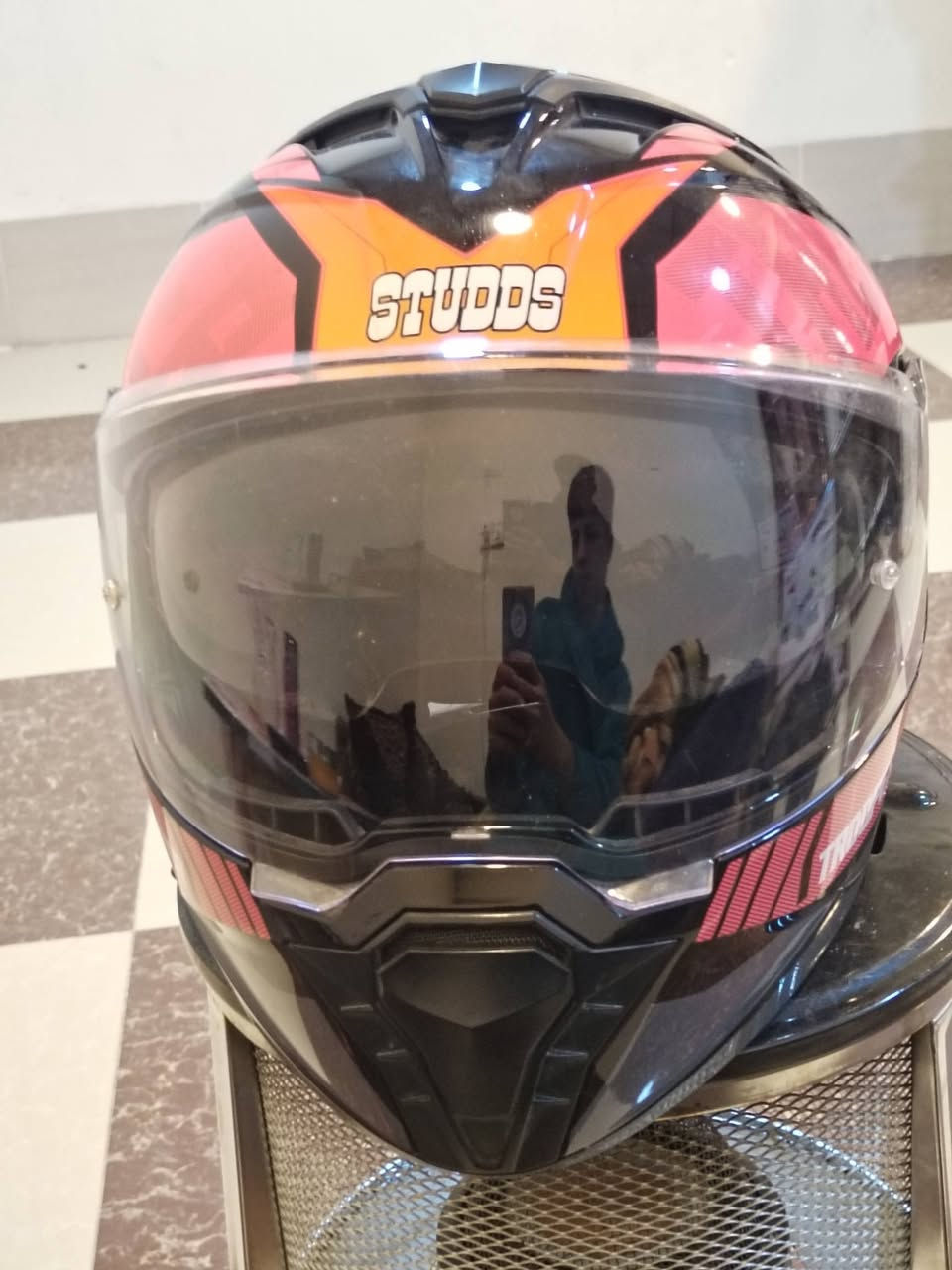 سلام عليكم خوذه اصليه للبيع السعر 45وبيه مجال خوذه جديده جلخ مبيها ***********
