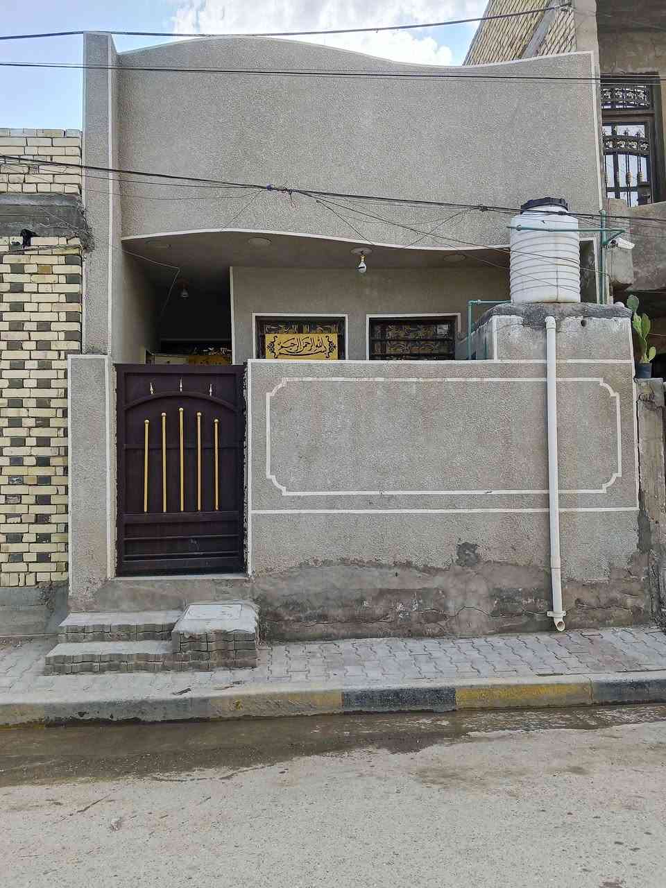 بيت للبيع مساحة 75 متر واجهة 5 ونزال 15 طابق واحد 
الحسينية منطقة السكلات ال10 الاف قريب على الشارع
للاستفسار مراسلة خاص او مراسلة واتساب***********
