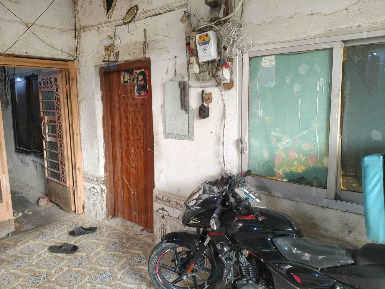 سلام عليكم بيت للبيع موقع حي العسكري ثاني مقابيل مدرسة صينية فرع مقابيل جامع حسين مساحة بيت 200 متر يحتوي 3 غرف واستقبال حمام تواليت بيت ملك سعر بيت 100 وبي مجال ***********
