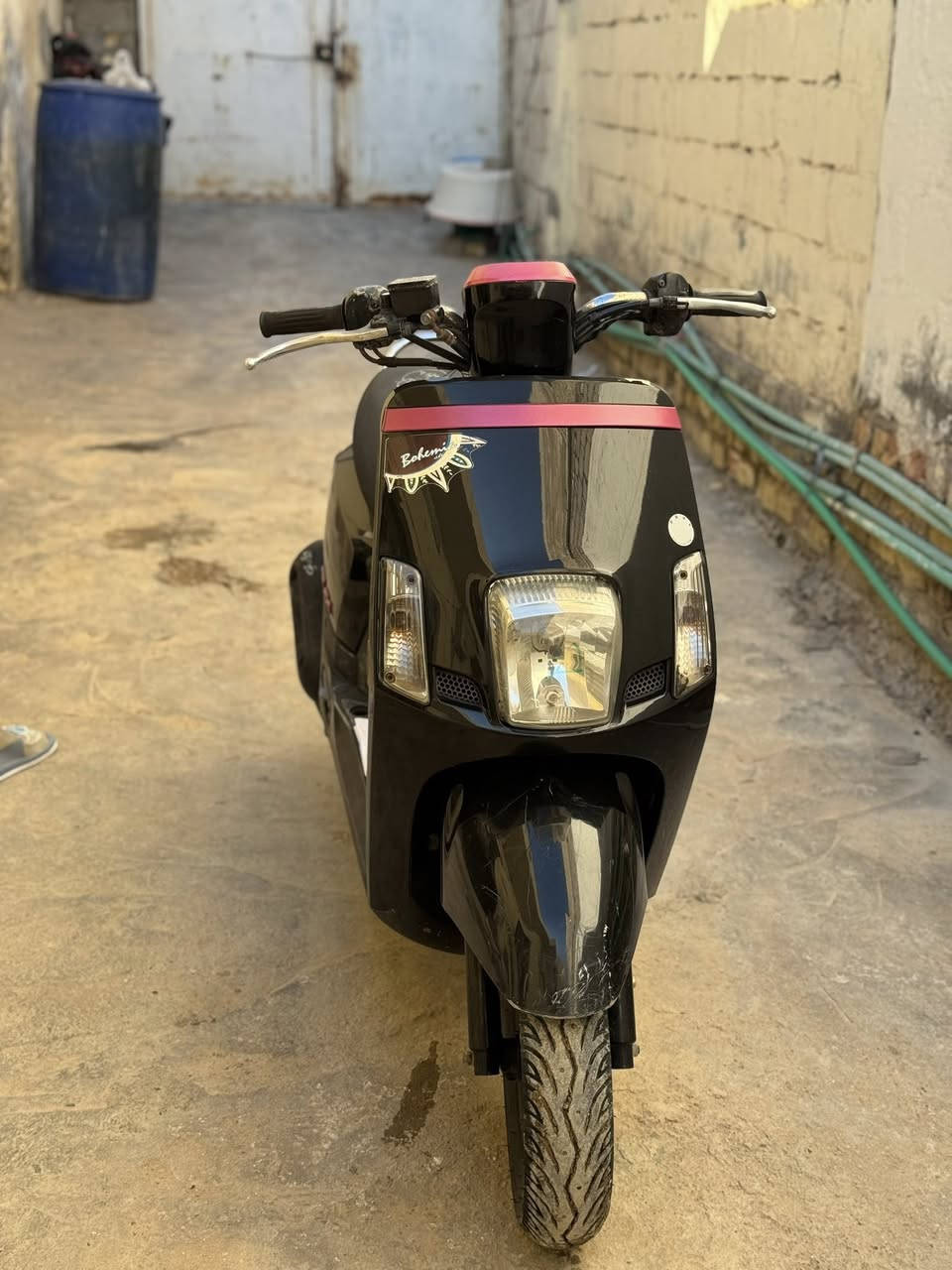 بوليسي صارلها شهر من طالعه من المعرض كامله مكمله كل نقص مابيها الف دينار مذب عليها السعر مليون و١٠٠ 
***********
