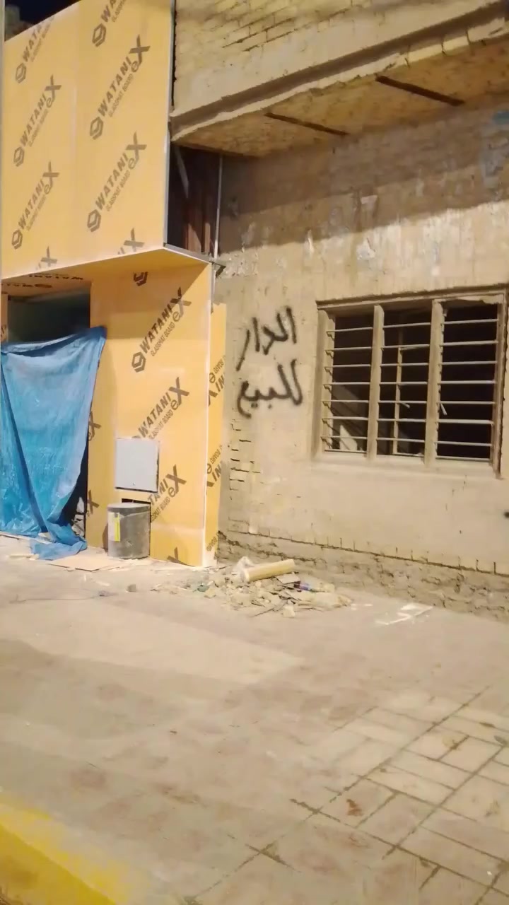 الدار للبيع تجاري واجه 12 
المساحه 103 في شارع الاطباء مقابل المدارس 
للاستفسار مراسله الخاص او الاتصال 
***********
