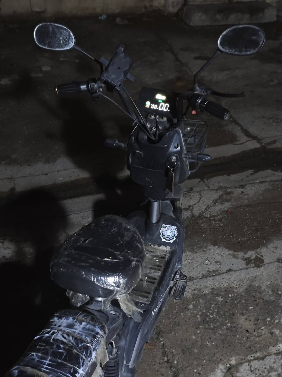 ماطور نضيف مع شاحنته الاصلية بطارياته كاملة ملاعب بيها ، سعر 200 الف وبيه مجال للطيبين 
***********
