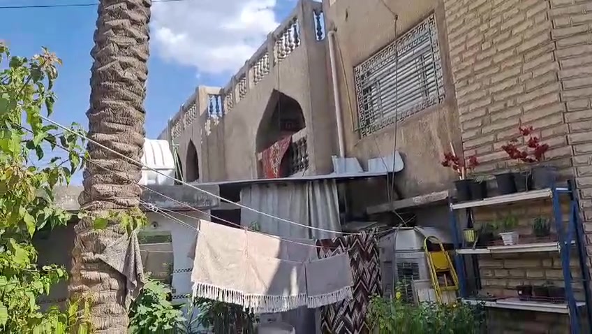 ببت طابقين ٢٠٠ متر
مساحه ٢٠٠ الواجهه 10والنزال 20يحتوي 5 غرف نوم واحده بالطابق الاول والبقيه بالطابق الثاني وصحيات عدد ٢ كراج وهول واستقبال ومطبخ  وطرمه داخليه وهاذ طابق لأول بس وثاني يحتوي على أربعة غرف نوم العنوان حي المهني قرب بانزين خانه  مقابيل حمام الأفندي تابع ل مشتل توزع على مدراسين سعره ٣٢٥ بيا مجال***********
