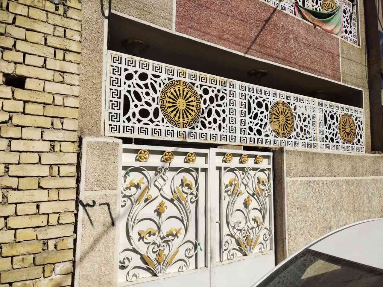 السلام عليكم بيت للبيع في حي البساتين شارع شيخ منهل ٥٠ متر بيت نضيف حلو شارع تبليط كهرباء مي مجاري كله تمام للاستفسار الاتصال او المراسله على الخاص او رقم ***********
