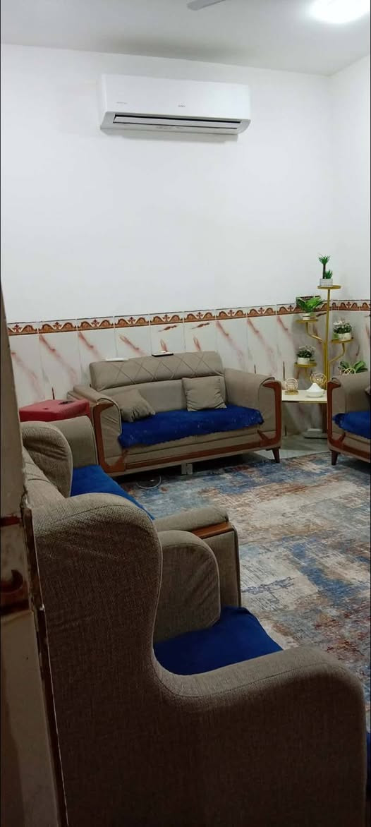 دار سكن للبيع منطقه الخاجيه مقابل الجدول ركن ع شارع 20مساحة 98 م طابقين طابق الأول مطبخ وهول داخلي وستقبال وغرفه نوم وصحيات طابق الثاني 3 غرف وبيتونه وصحيات الاستفسار ***********
