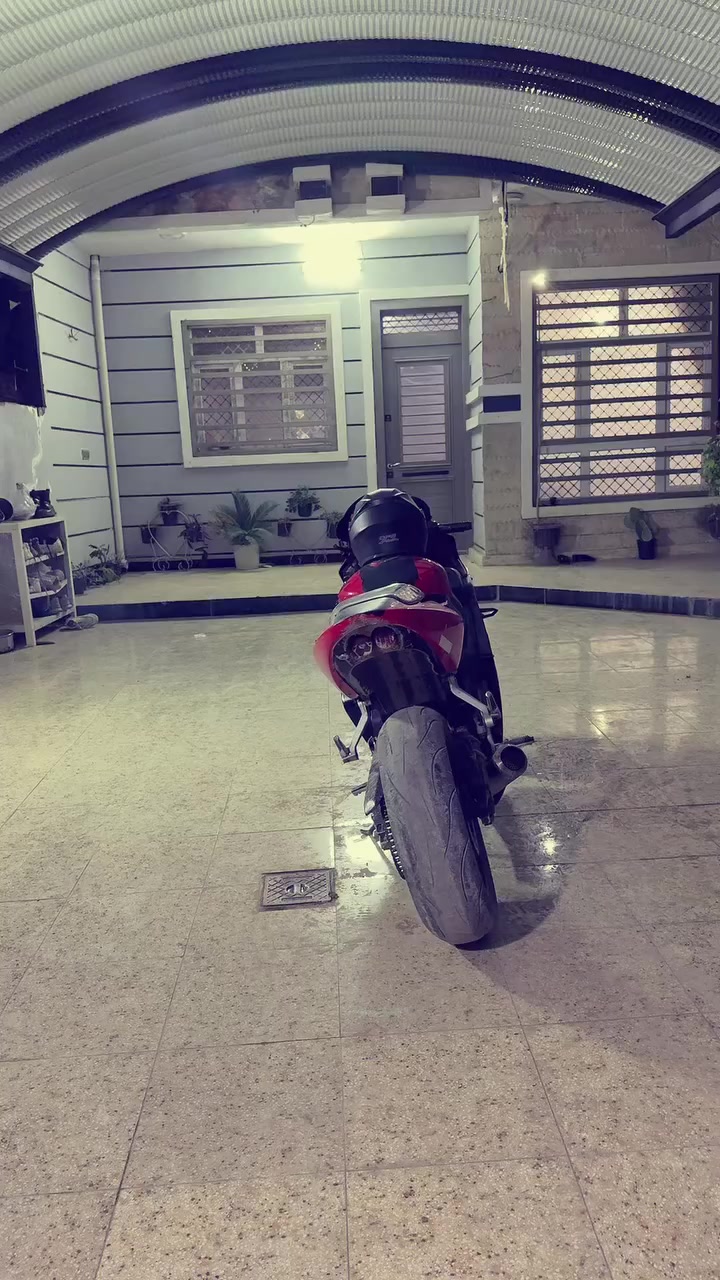 افوراي 2004 مكينة 600 بيها صوت بالمكينة ماعرف ضاغطة و زنجيل او كلجات او بكن المهم اني ابيع على وضعيتها بيها اوراق رايدها بـ ١٨ و بيها مجال قليل مكاني ديالى بعقوبة 
***********
