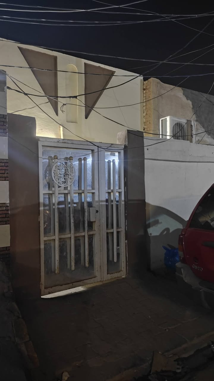 السلام عليكم 
بيت للبيع 100متر بناء  1998
طابق واحد غرفه 5×4
صاله 8×4
استقبال 5×3/30
درج خارجي  
تخاريخ داخلي وخارجي 
طارمه 5×3
بناء طابوق 
شيلمان عڰاده 
بسمي مباشر 
مصفر ماء كهرباء 
نجف حي النصر نهاية شارع البانزين خانه 
من جهة حي الميلاد 
قرب اسواق بركات السجاد 
ثاني بيت عن الركن 
شارعه 10
بيت نضيف 
للاستفسار 
الاتصال 
***********
***********
السعر 105وبي مجال قليل
