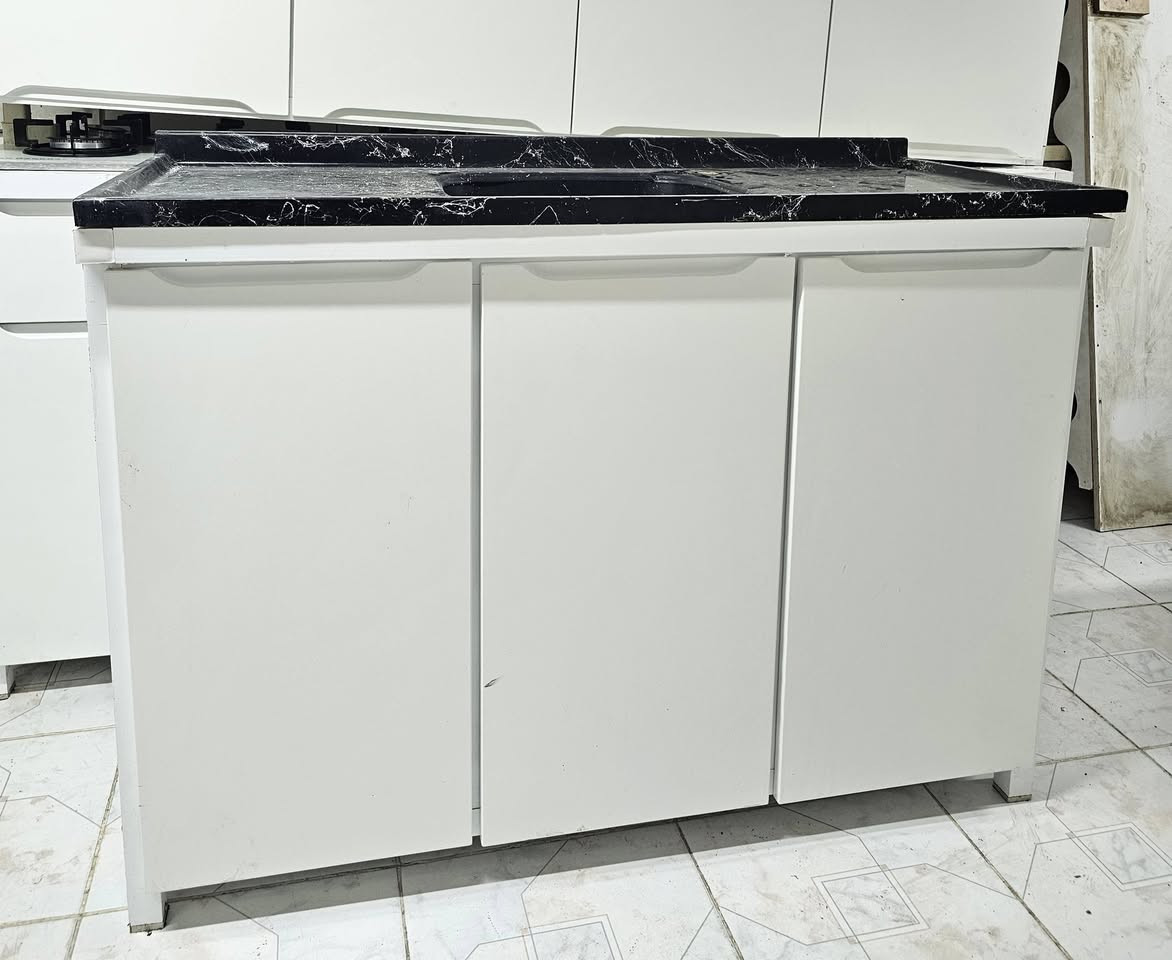 كاونتر الأبواب خشب اج دي اف تركي والداخل المنيوم 

القياس مترين والسنك مترو30سم مع طباخ 5 عيون

*********** ***********
