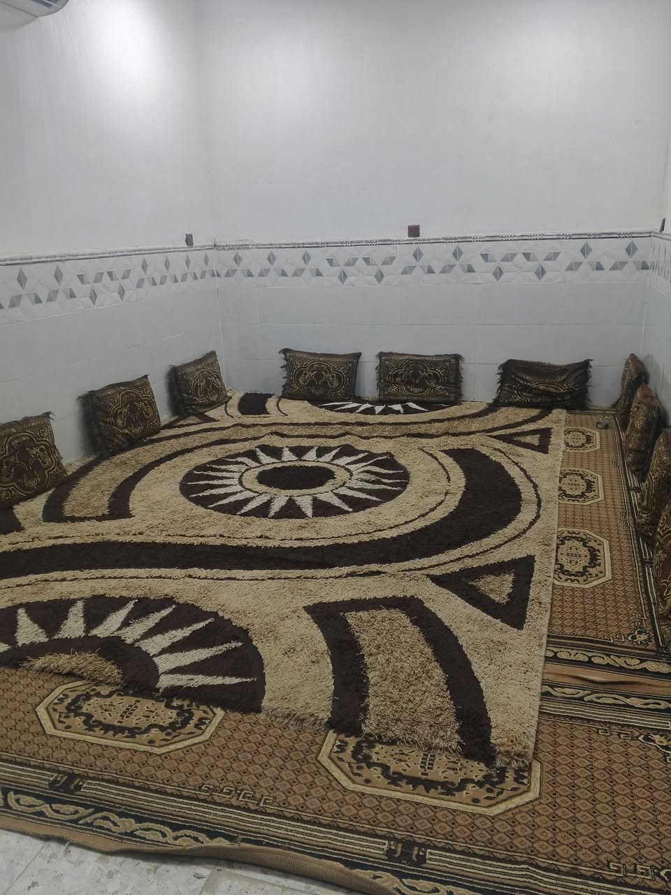 سلام عليكم بيت طابقين رفت 
المساحه 140م يحتوي الطابق الارضي  استقبال خارجي / وطرمه كبره /وحمام خارجي/ مطبخ / صاله / غرفه نوم كبيره /حمام داخلي / الطابق الثاني/ وغرفتين نوم / وصطح وبيتونه / السعر /45 / اسعيده قرب حسينية سيد الشهداء   //تجاوز //
الاستفسار ***********/
***********
