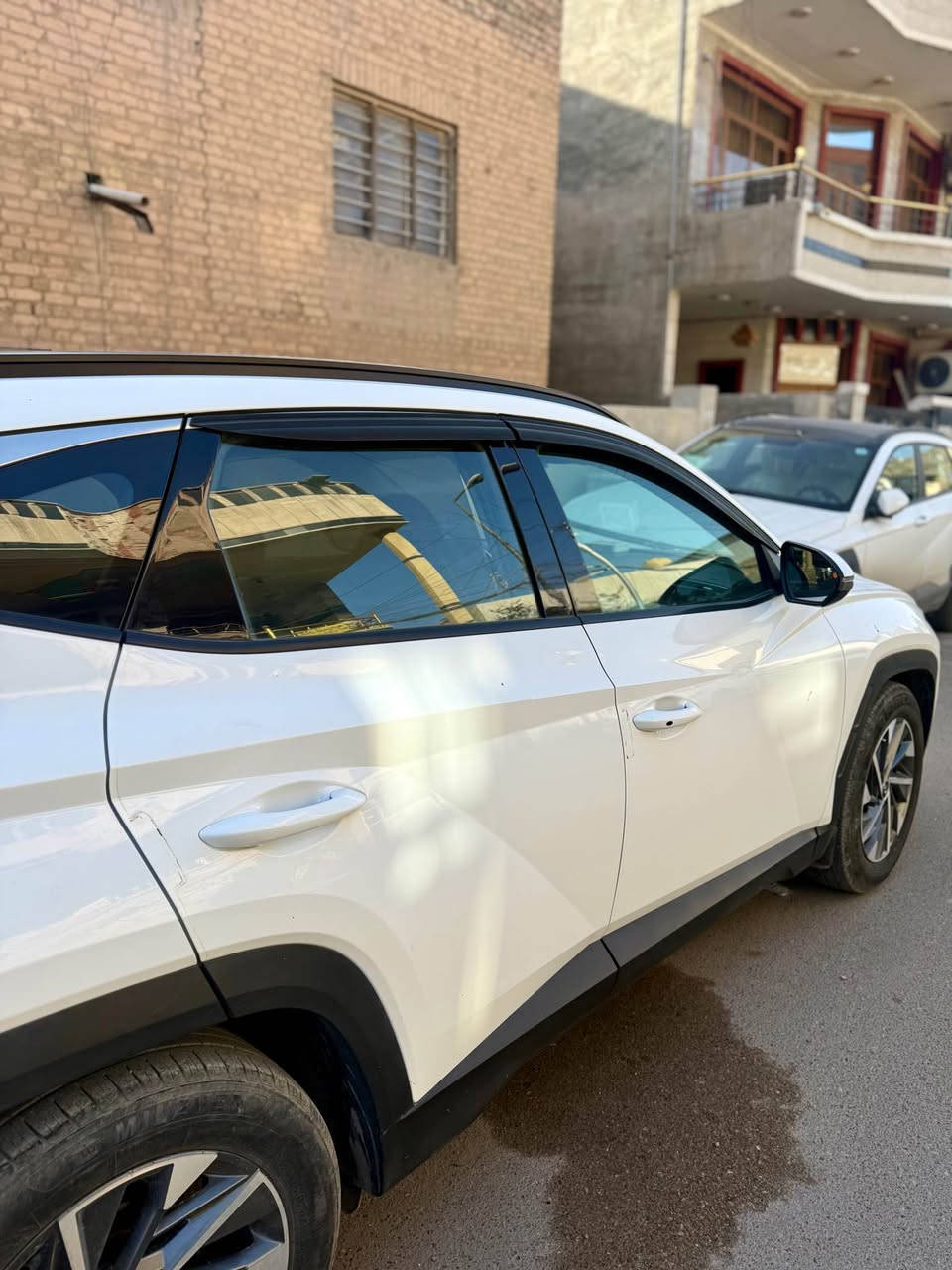 توسان ٢٠خليجي مواصفات فول قماره حديد 
بصمه ترحيب كشنات كهرباء هند بريك دكمه شاشة كبيره كار بلي كامره خلفيه مري شفط بردات خلفيه ٥ويل كب لد امامي خلفي 
سياره جاهزه بدون نقص سونار بلمنشور الباب والجاملغ انصبغ جزء منه بسبب شخط الدعاميات مصبوغه رايدهه ب١٨٩وبيهه مجال مكاني بغداد
*********** بغداد, العراق
