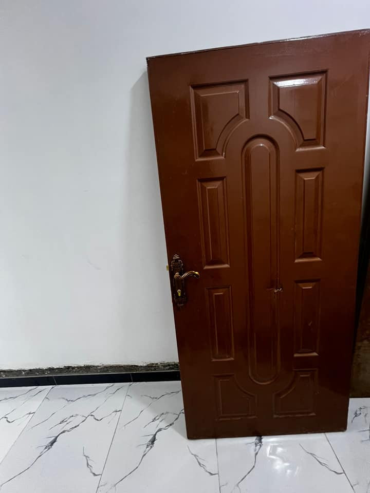 السلام عليكم عندي بيبان بيهن هاي الضربه خفيفه السعر الباب ٣٥ الواحد وبيه مجال المكان بغداد العبيدي الرقم ***********
