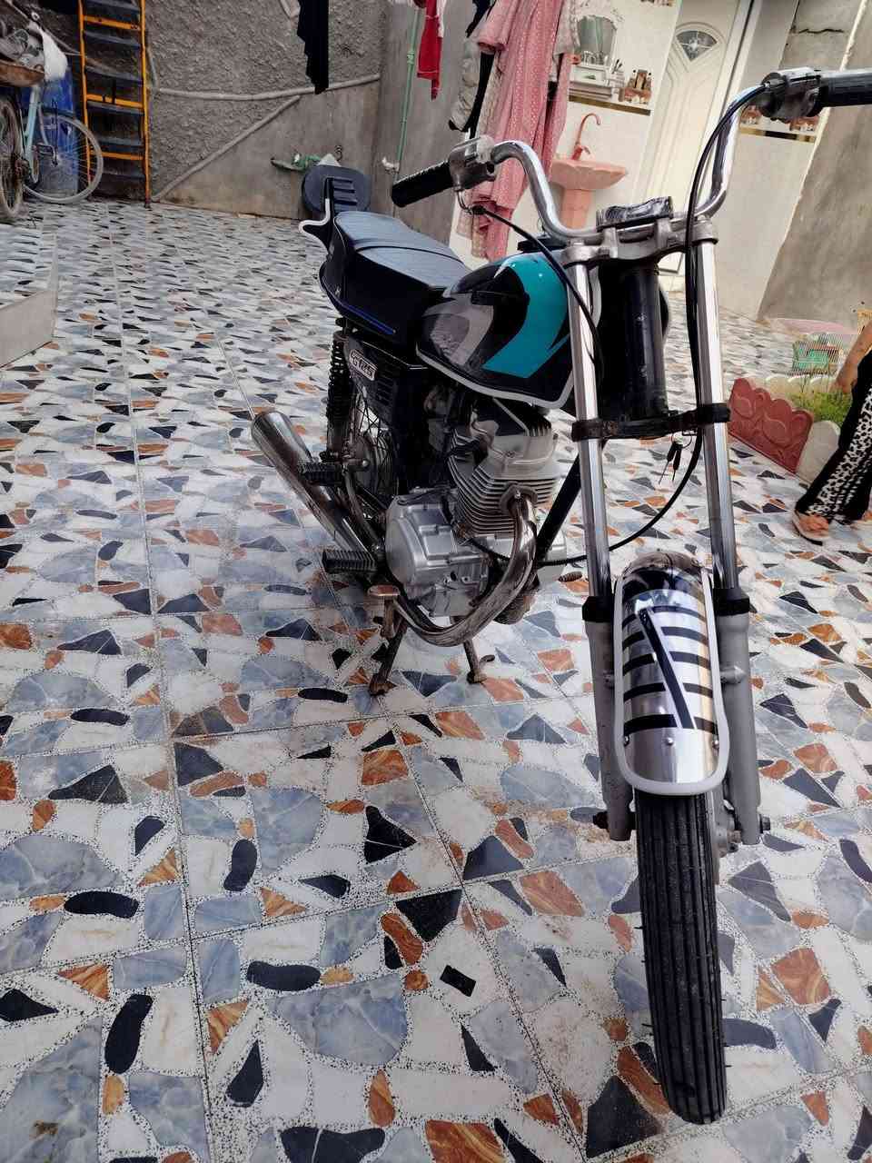 السلام عليكم 
دراجه للبيع نامه أصلي شلامجه دراجه نضيفه محرك ما مفتوح دراجه جاهزه وحلوه العنوان بصره ابو الخصيب رقم الهاتف: ***********
