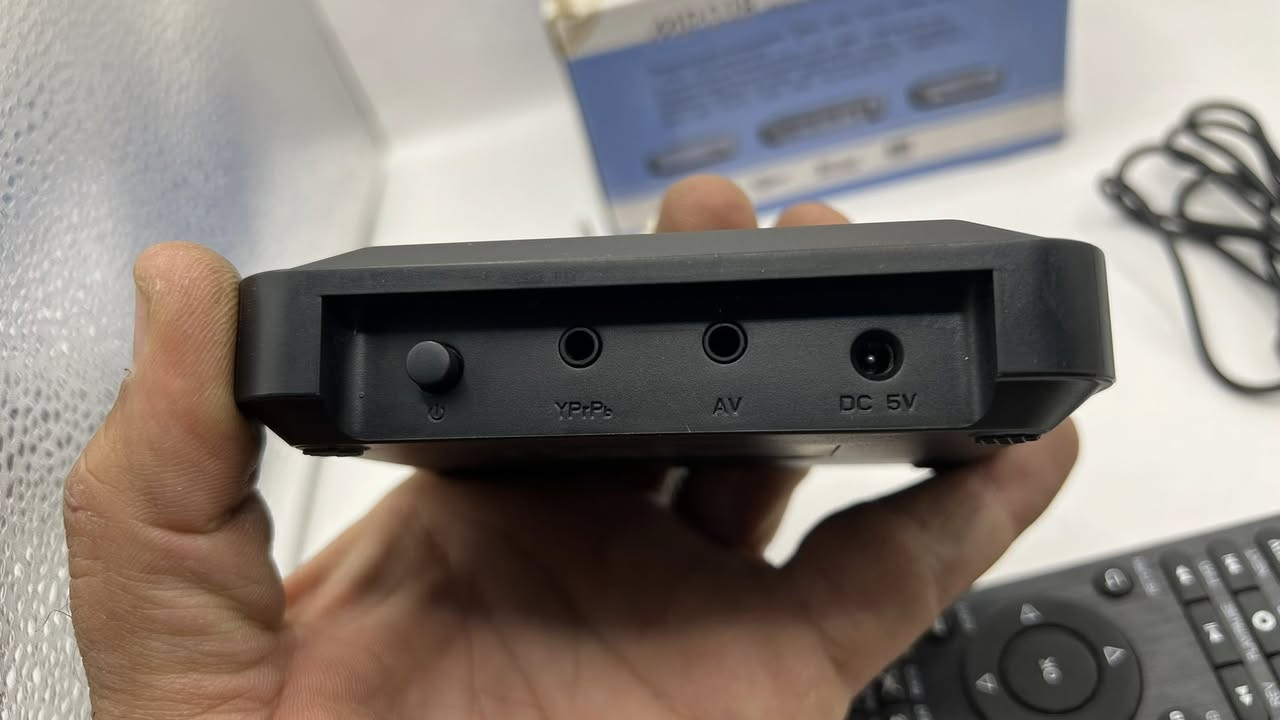 هذا الجهاز هو مشغل وسائط عالي الدقة MP018 Full HD Media Player.
يدعم تشغيل الفيديوهات بجودة 1080P عبر مخرج HDMI.
يحتوي على منافذ لتوصيل أقراص التخزين الخارجية مثل USB وبطاقات SD.
يدعم مجموعة واسعة من تنسيقات الملفات بما في ذلك MKV، AVI، RMVB للفيديو، و MP3 للصوت.
يتضمن جهاز تحكم عن بعد (ريموت) لسهولة الاستخدام.


**إذا كنت صاحب هذا الإعلان وتريد حذفه لأي سبب، رجاءا أرسل رسالة إلى الدعم الفني**