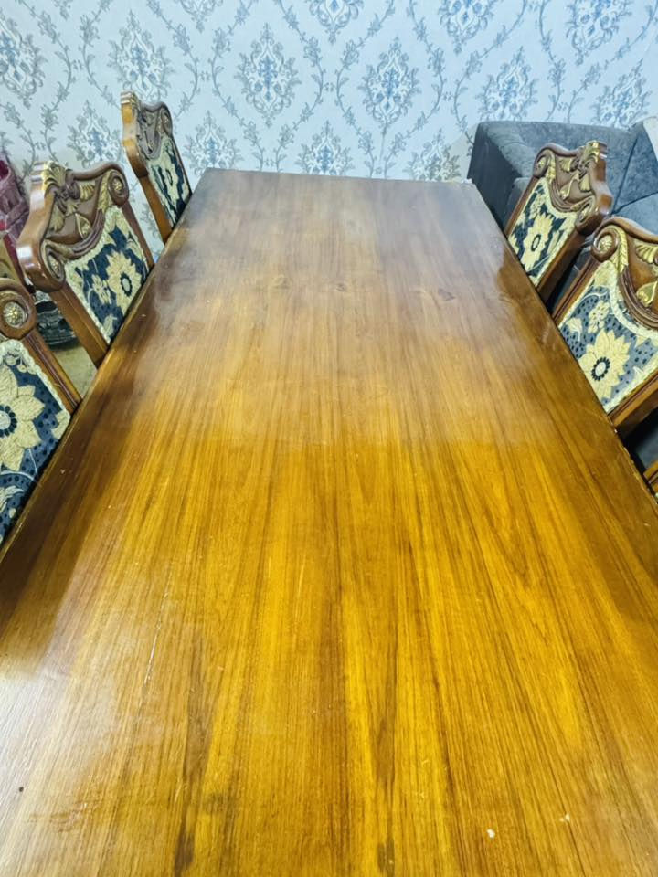 السلام عليكم ميز طعام للبيع متكون من 6 كراسي السعر 350 وبي مجال ***********
