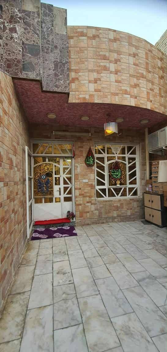 #مكتب_وهج_للعقار.

دار للبيع شارع فلسطين حي، الادريسي، مساحته 95 متر 

واجهه 4.75 متر. 
نزال 20 متر. 
الدار طابق واحد. 

ارضية البيت مرمر + سيراميك لجميع الدار 
كراج 5 متر + استقبال + مطبخ + منور + غرفة واحده + خدمات. 

بناء 2012 مسلح شخاطه. 

للأستفسار ولعرض عقاراتكم التجارية والسكنية والأيجارات تواصلوا على الخاص او الرقم او زيارة المكتب ...

***********

موقع المكتب / شارع فلسطين / شارع قدوري .

وكل الهلا بيكم .
