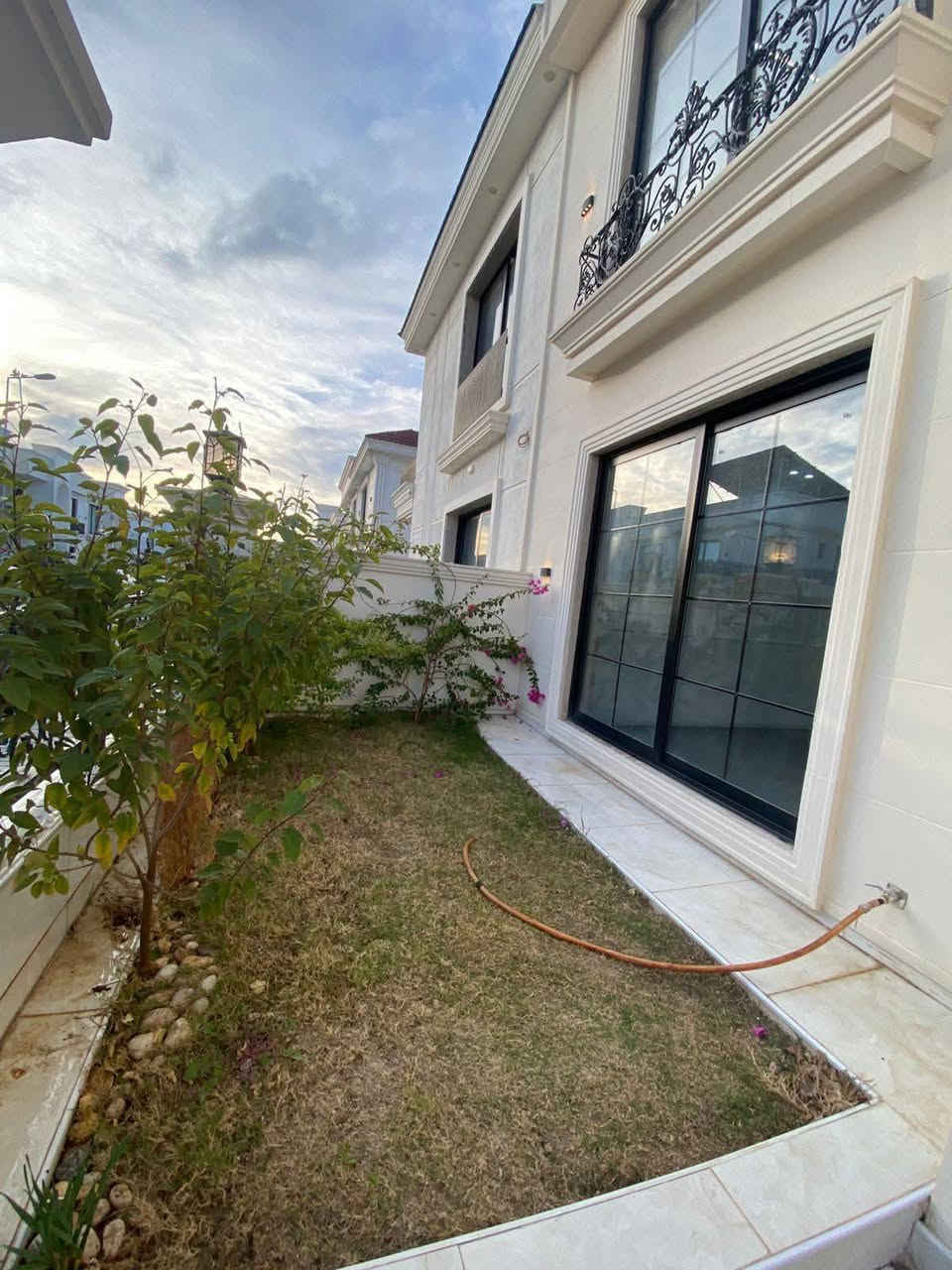 #هيوا_ستي بيع #سريع #بسعر مناسب جدا 🔥
بيت زيرو للبيع في أربيل مجمع هيوا ستي 
المساحة 205م
يتكون 
4 غرف نوم 
صالة 
استقبال مطبخ حار وبارد 
مجموعة صحيات 
البيت ويه كونتر طباخ 

***********

0780 971 5772
