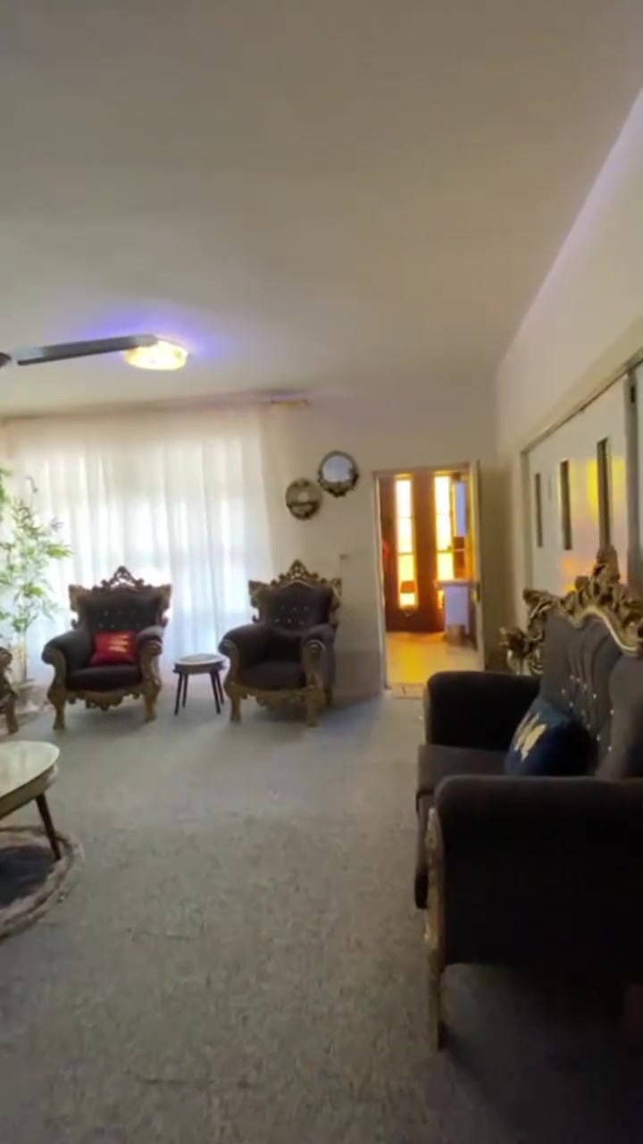 السلام عليكم بيت لبيع المساحه الف متر و٦٠٠ سنت العقار 25 بسمي تحويل مباشر
***********
  السعر خاص 
*********** 
البيت طابقين يحتوي عل 5 غرف نوم مطبخ حار وبارد
مكان البيت بل كفل مقابيل المستشفى الكفل اب نص المدينه
مراوس اب مزرعه عل شط وبيه بيت أو بستان مرتب
