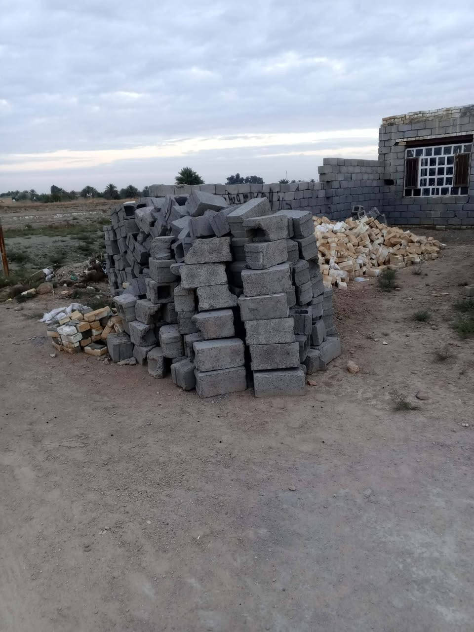 يوجد بيت 200 متر مجمع الشبلاوي مقابيل السيطره بال عبود غرفتين نوم ومطبخ وصاله وبراني بيت عوزه لبيخ شراي اتصل على الرقم بخير ويدلل الشراي يدخل حصاص سند 25 طابوا زراعي  بي واتساب
*********** سعر  16 شراي بخير وتدلل
اني مكلفه بالنشر
