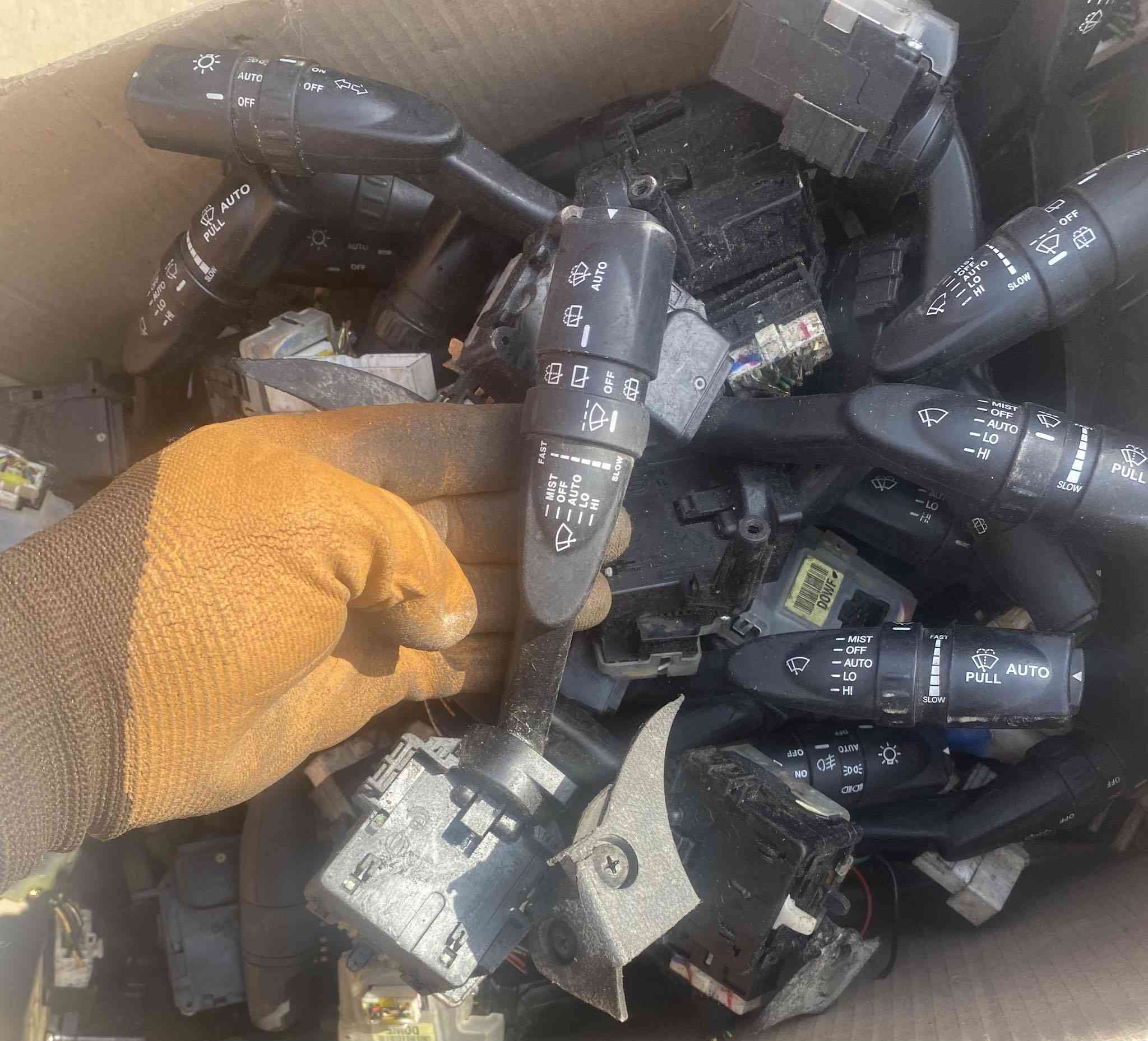 يدات. لايت وجام تفصيخ كوري ياباني صيني امريكي يباع جمله سعر القطعه 2000 دينار اقل عدد 50 قطعه مشكل يوجود توصيل لكل العراق سعر المفرد يختلف حسب القطعه. 
***********
