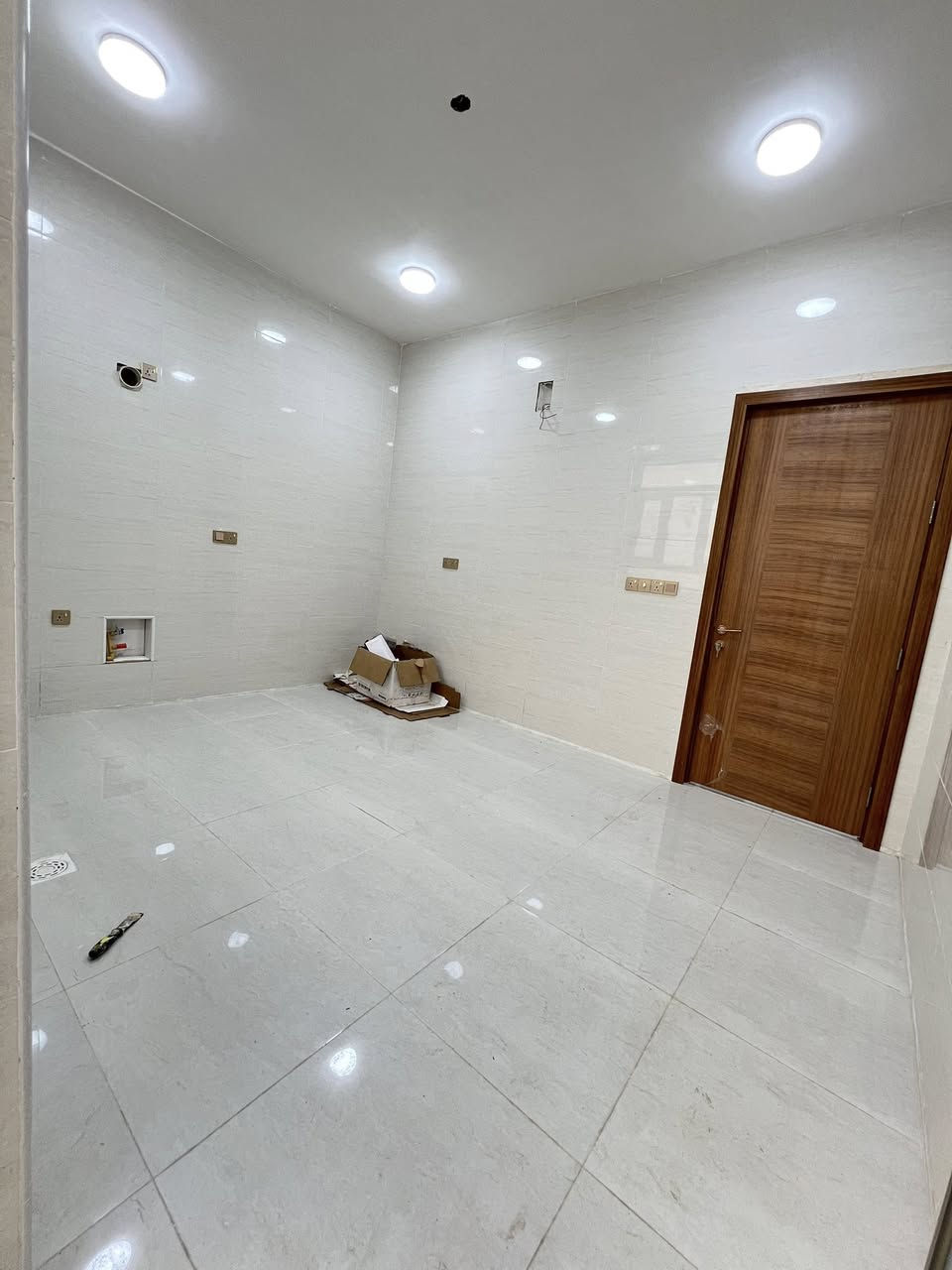 🏠 دار للبيــــــــــع (بناء حديث ممسكون سابقاً)
فـٓــــي نـــــــــادر حـــــــي الزيتــــــون
قـــــــرب شـــــــارع الامـــــام  الحســـــــن ع
شــــــــارع 10م تبليـــــــــط
__________________
المساحــــــة // 117م #طابــــــو #زراعـــــي #سنـــــد25 
الواجهـــــــــة // 9م
النــــــــــــــزال // 13م
__________________

🏗️🧱#الطابــــــــــــــق #الأرضـــــــــي
غرفـــــــــــة وصالــــــــــة وهـــــــــــول ومطبـــــــــخ ومجـمــــــــــع صحيــــــــــات داخلـــــــــي وخارجــــــــي وطارمـــــــــــة  ...

🏗️🧱#الطابــــــــــــــق #الثانـــــــــــــي
غرفتيـــــــــن وهـــــــــول ومجمـــــــــــع صحيــــــــــات ...

__________________💲
 السعــــــــــر 165 مليــــــــــون ممگـــــــــن تفـــــــــــاوض
__________________💲

#مكتـــــــــب
          🏗️🧱أمــــــــلاك بابــــــــل للعقـــــــــار🧱🏗️
#الكائــــــــــن
   شارع_الكرامة_قرب_الضريبة_مقابل_التخطيط_العمراني
          ***********📞☎️📞***********
_____________________________________________
