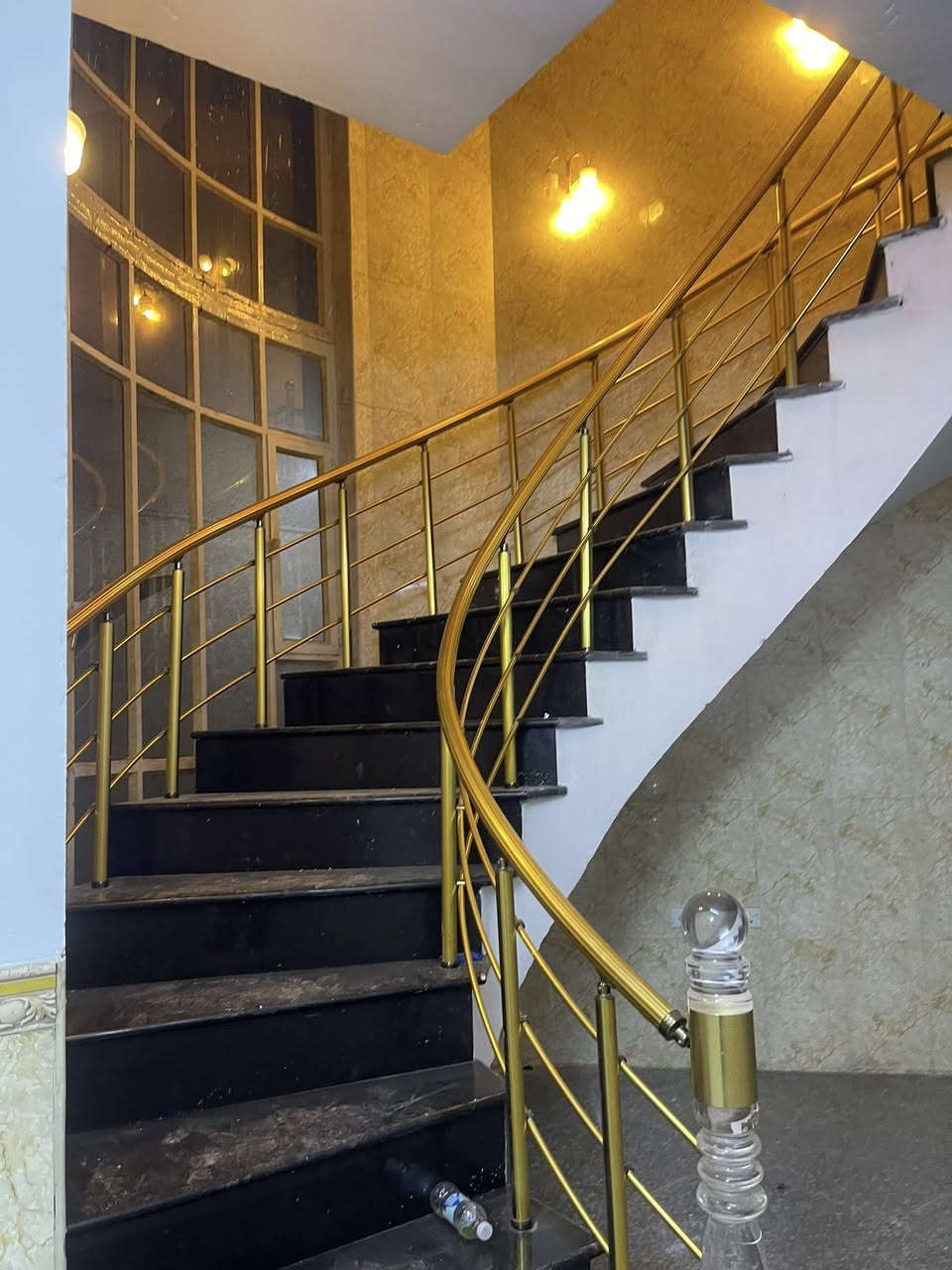 عقار جديد للايجار في الكراده قرب جسر المعلق مساحه عقار ١٥٦ تفاصيل طابقين ٤ غرف نوم من ضمنهه ماستر وصاله كبيره وهول ومطبخ ومنور وكراج سعر الايجار ١٨ ورقه مع مجال بسيط تجاري فقط كهرباء ٢٤ ساعه للاستفسار ***********
