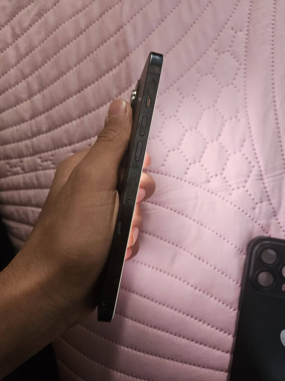 السلام عليكم
ايفون ١٣ برو ماكس 
ذاكرة ٢٥٦ غيغا 
بطارية ٨٢ بلادي 
سيم كارت واحد 
وياه ٣ كفرات نوعية ممتازة 
للتواصل *********** 
المكان الناصرية 
للبيع ب ٦٥٠ الف او للمراوس مع ١٦ عادي
