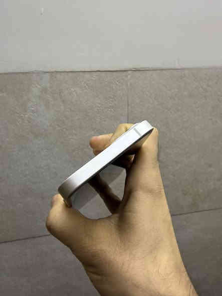 ١٣ عادي لون ابيض ذاكرة ١٢٨ بطارية ٩٣٪؜
ماستر عربي شرق اوسط غراض كاملة 
نظافة ١٠٠٪؜ 
سعر ٤٨٥ وبي مجال بسيط
اتصال او تواصل واتس : ***********
مكان : بغداد / دورة / صحة
