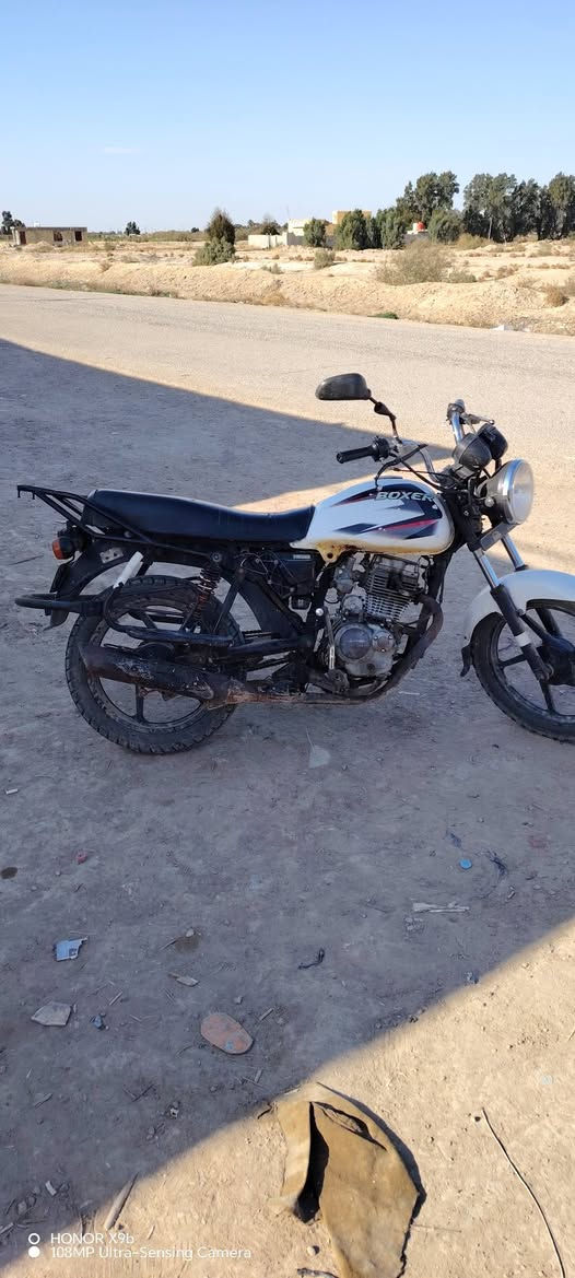 السلام عليكم دراجه بوكسر للبيع موديل 20 اوراق اصولي شرط الترقيم الدراجه محوره محرك ستوته او كاصين البوري الشيال او ملحوم  مثل ما موضح بل صوره الدراجه انطي وياه محرك دايوان عوزه بس بوش او بستم  مكان واسط قضاء الحي السعر 750  للستفسار الا تصال على ***********
