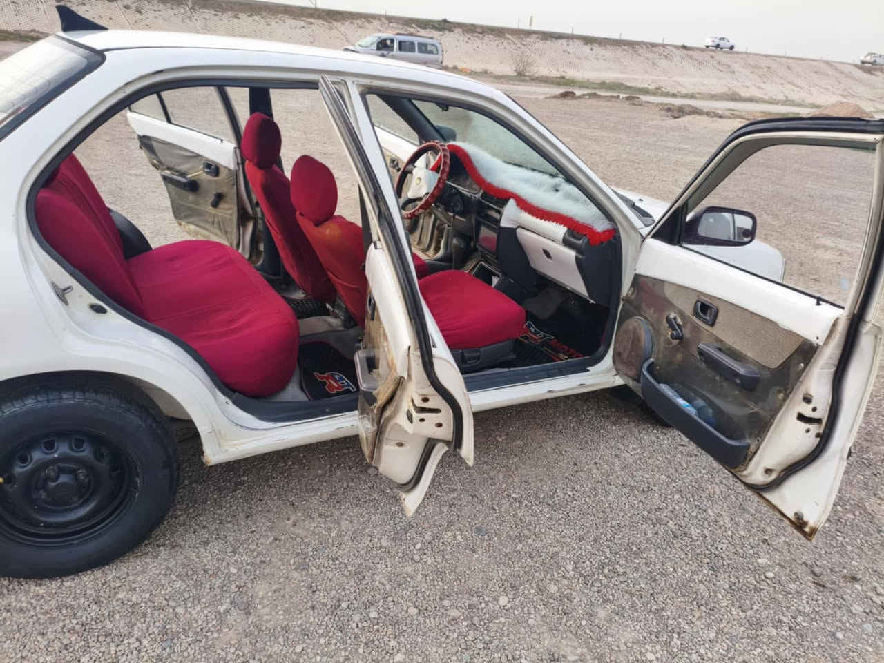 السلام عليكم كورلا داهستو موديل 1995 سياره حلوه حيل تخم تاير جديد غرفتها حيل جديده السياره ابلاد أيسر محرك كير كفاله تبريد كهربائيات ابلاد سعرها 33بيها مجال مكان السيارة ديالى حمرين ***********
