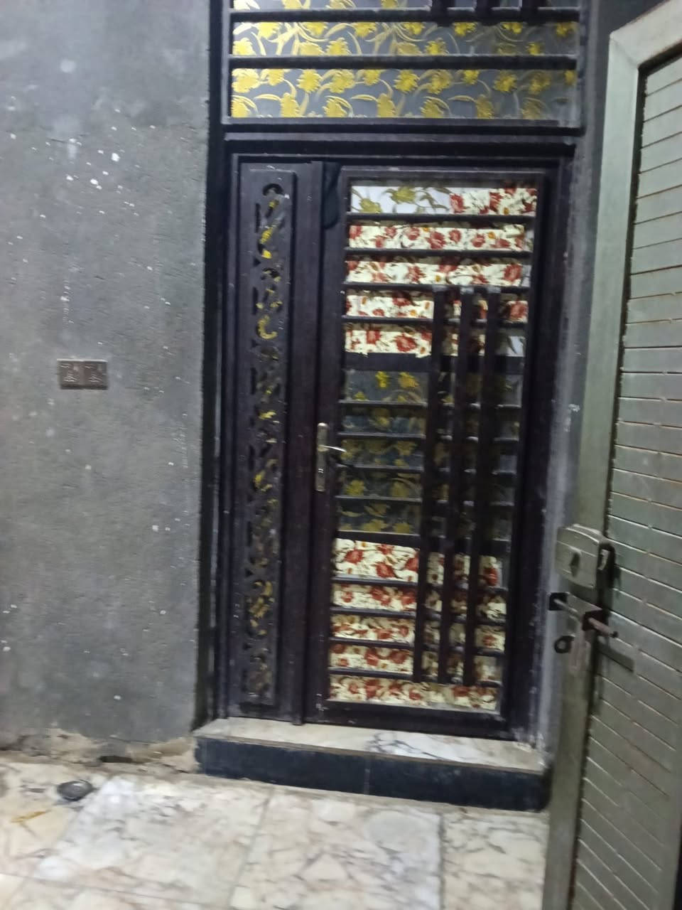 بيت للبيع مساحه 100 ركن ثلاث طوابق 6 غرف نوم صالتين استقبال 4 صحيات بناء طابوق كونكريت درجه اولى سنه 2023 السعر 115 +مطلوب اسكان 67 تسديد المبلغ الكلي 182 كل شهر 320 الف للمصرف يتحول عالمشتري العنوان حي اريدو قرب مدرسه صانع النصر للأستفسار *********** مكتب البدري للعقار
