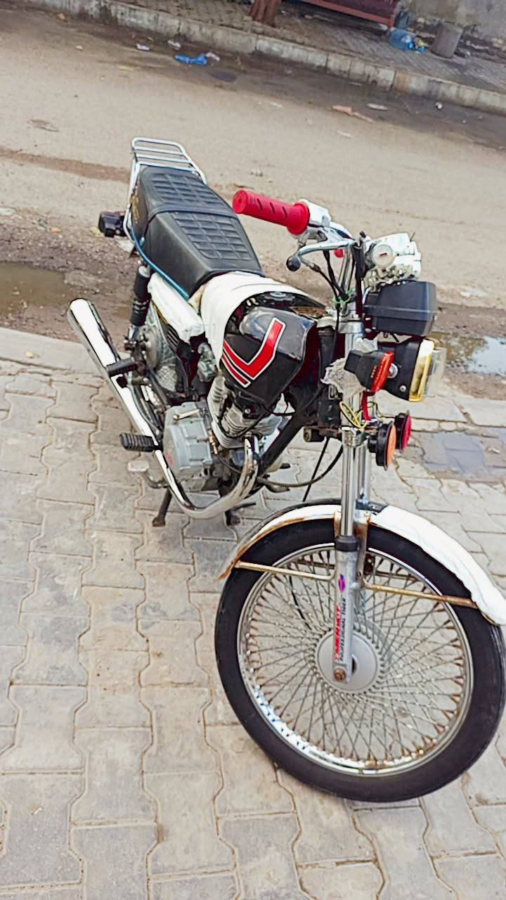 السلام عليكم دراجه ايراني خير من الله مكينه ما متعوبه معدل وشلعه كهربائيات كله شغاله نص هندر تشتغل سعر 550 وبيه مجال قليل حك الجيه مكان بغداد لسكان واتساب***********
