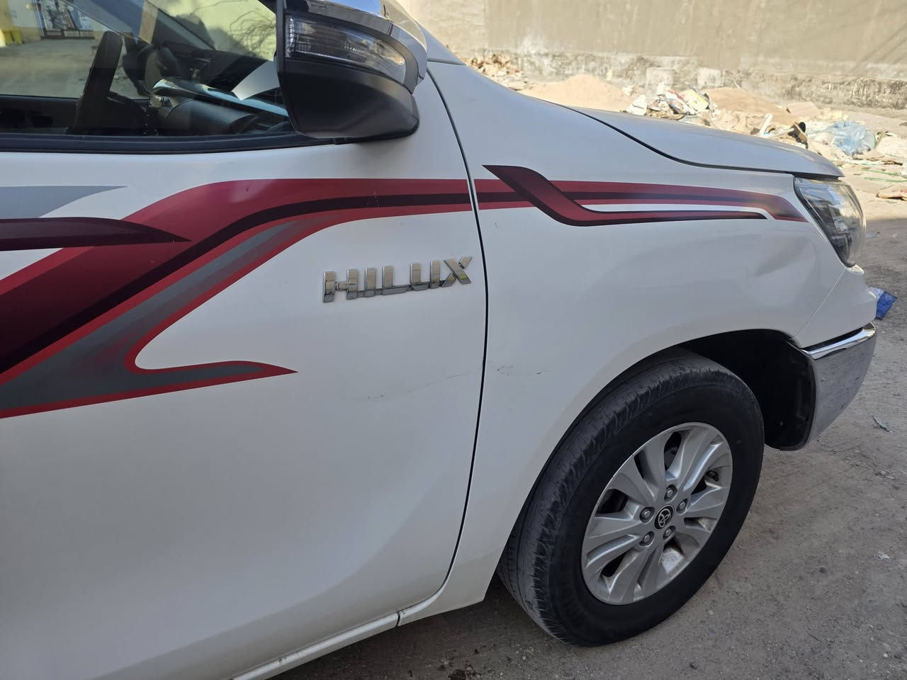 السلام عليكم 
للبيع فقط 255$ 
تويوتا هيلوكس 2021 فول مواصفات
بصمة، شاشة، كاميرا، حساس، تبريد خلفي، تبريد كشنات
2x4 SR5 وكالة جيهان
رقم اربيل بإسم شركة سنوية 2026 
وكالة او تحويل حسب رغبة المشتري
ماشية 142 الف كيلو متر 

السياره مكفولة من الصبغ والبارد
بيها فقط طخة بسيطة مال دراجة في الجاملغ عكس السايق
على وضعها كما موضح بالصور..

السياره مشتريها زيرو و كل مشيها على ايدي، استعمال شخصي، كل تبديلات الدهن في الوكالة كل 5000 km
الارضيات الاصلية والكتلوكات وبصمتين متوفرة
السيارة موجودة في البصره
*********** اتصال فقط
