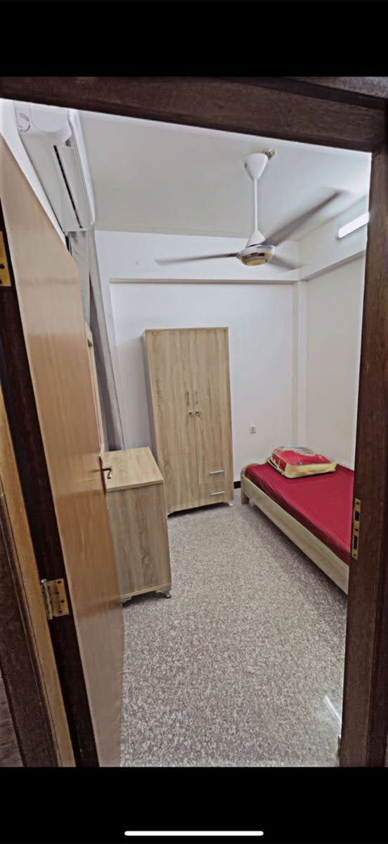 الشقه مؤثثه من كل النواحي انترنت وصاله وغرف ومطبخ كامل يعني اثاث مابي نقص سكن عوائل شركات طلاب مكانها الكراده داخل فرع دجاج فارس اي استفسار اخر رقمي *********** وناخذ دلاليه من المؤجر اجارها الشهري مليون وربع
