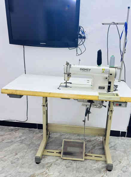 السلام عليكم مكينة خياطة للبيع نوع المكينة GEMSY المكينة نظيفة جدا مستعملة قليل 
العنوان بغداد منطقة الشعب 
او الاتصال على الرقم ***********
يي استفسار عل السعر خاص او الاتصال على الرقم
