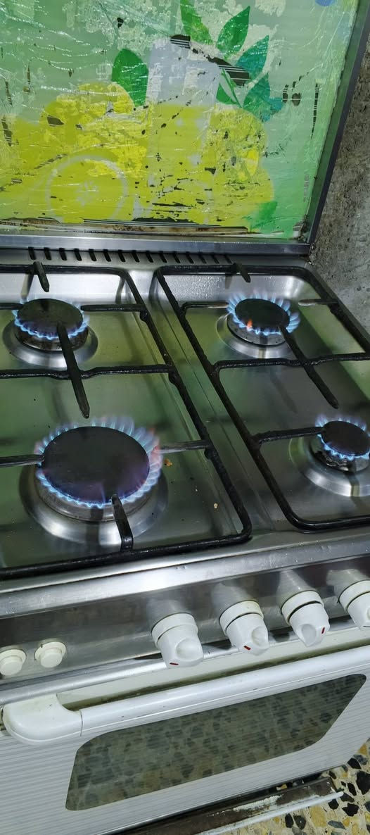 السلام عليكم طباخ مصري للبيع 4 مشاعل وعربانة طفل ناركة جونيورز الاصلية وسيارة طفل ترفيه للبيع واوفن شغال لشوي وفرن السجاد يتكون من مكان لخبز ومكان لسياح ومكان شوي لصينتين شوي مكاني الشعب شارع الصحه لتواصل ***********
