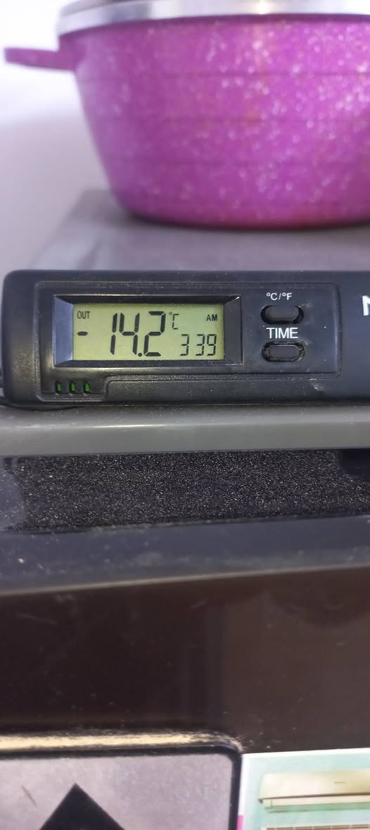 السلام عليكم 
ثلاجة يشكو الزبون عدم وجود تبريد 
بفحص الثلاجة تبين وجود ليك تم غسل المنضومة وتبديل الفلتر و عم فاكيوم واعادة الشحن وعادت للعمل بفضل الله 
#مركز_الشيب_للصيانة
للأستفسار : م.محمد الشيب الطيباني 
***********
