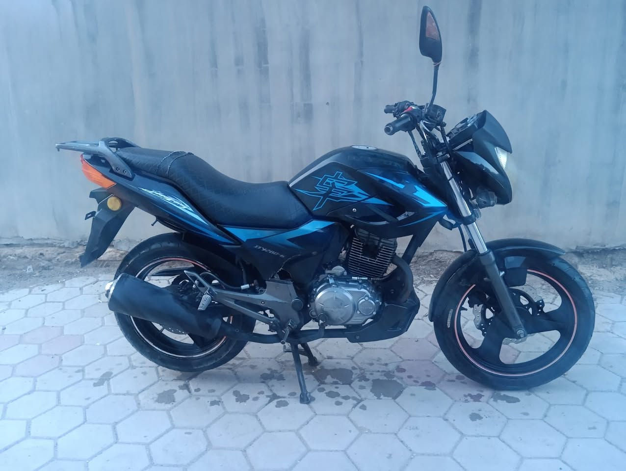 دراجه للبيع السعر 700 بيه مجال جديده كلش كهربائيات كله شغاله موديل 17  محرك 200 بلادي عنواني الرمادي حي ضباط للاستفسار على رقم ***********
