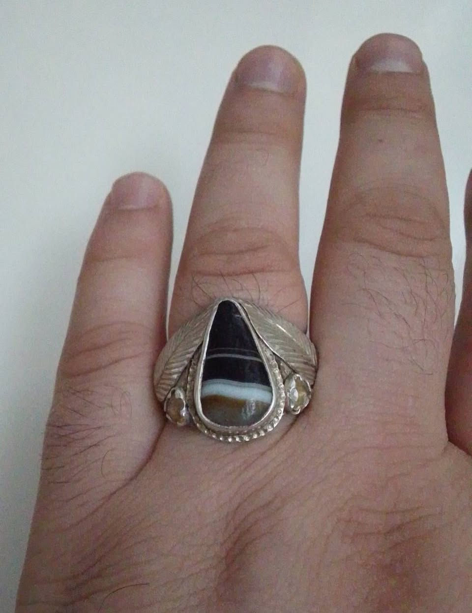 السلام عليكم ورحمة الله وبركاته 
خاتم جزع يماني مطعم بسترين افريقي قياس الخاتم 27 صياغه المبدع باسم زارؤكه للبيع مكاني بغداد هاتف ***********
