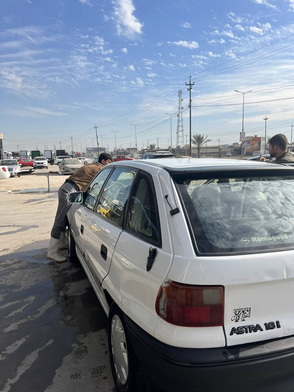 استرا للبيع موديل 1993 رقم بغداد مسطره جديد سنويه صار سبوع استلمته هزه جديد بقى بس ارقام كير ومحرك شرط صبغ بس دواير ودوسات سياره لوك متصرف عليها ربع كهربائيات كلها شغاله تايرات جديده  
سياره موجوده بالموصل

السعر 50ورقه وبيها مجال بسيط 
***********
