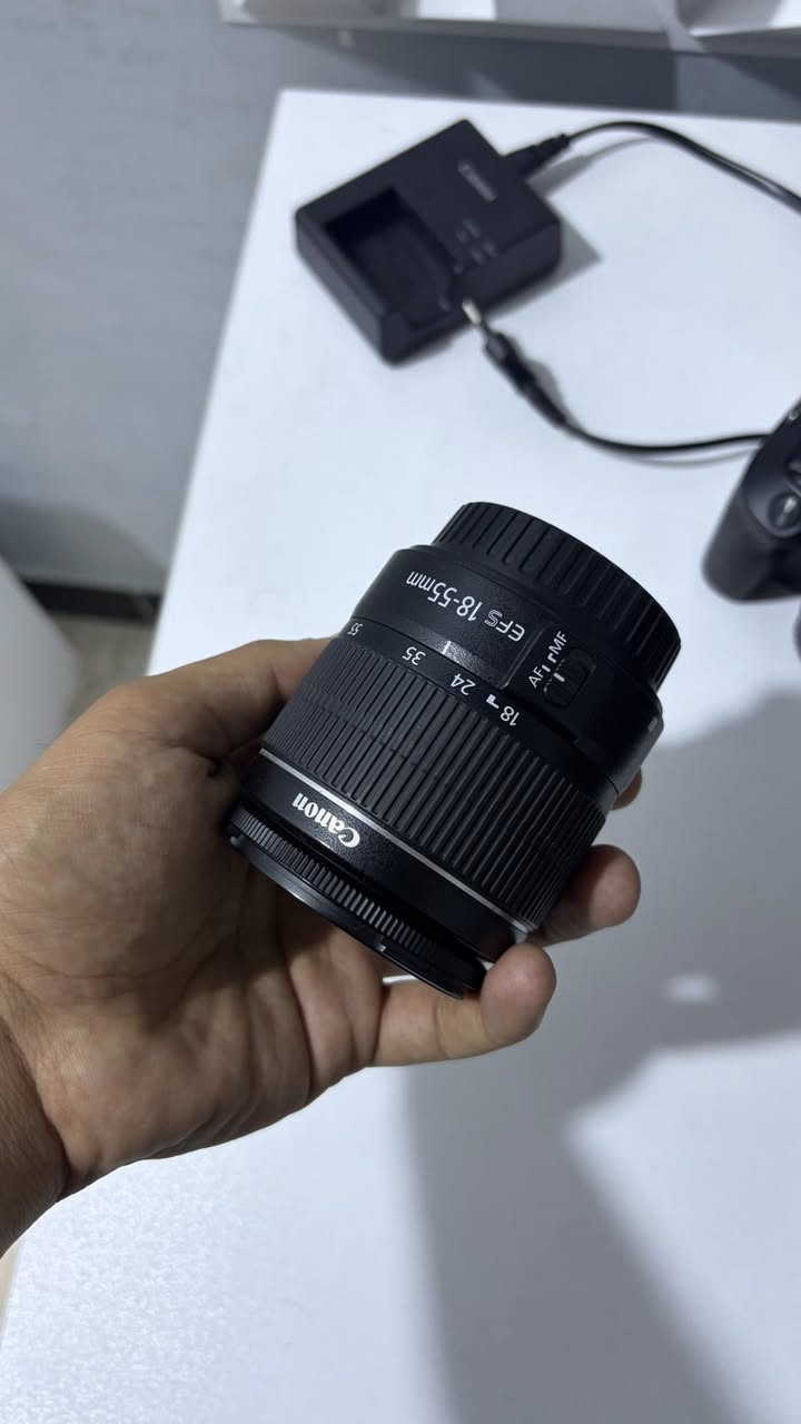السلام وعليكم كاميرا كانون 250D 4K للبيع الكاميرا نضيفه لك استعمال قليل جدا سبوع وتركتها بسبب عدم التفرغ وياها عدستين عدسه 18-55 
و 
75-300
وياها جنطتها والكارتون وشاحن البطارية والبطارية ورام 64 كيگا 
سعرها 850 وبيها مجال قليل السعر يشمل العدسات والكامرا 
مكاني بغداد الكاظمية 
***********
