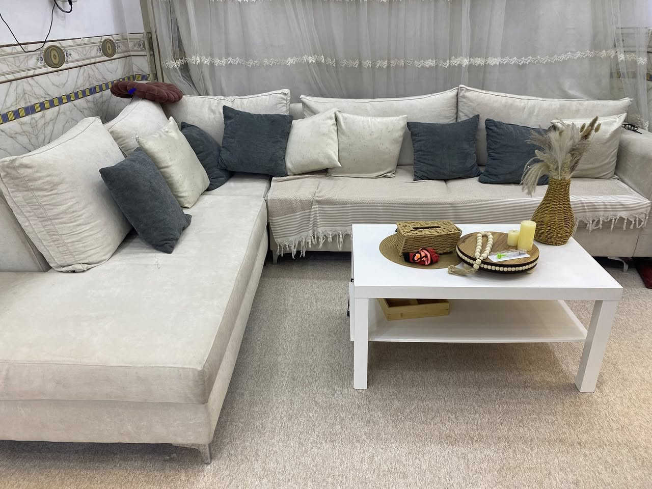 للبيع كورنر مع كوشات عدد٨ مع طبلة وسطيه مع زوليه 850 الف وبيه مجال للشراي ***********
