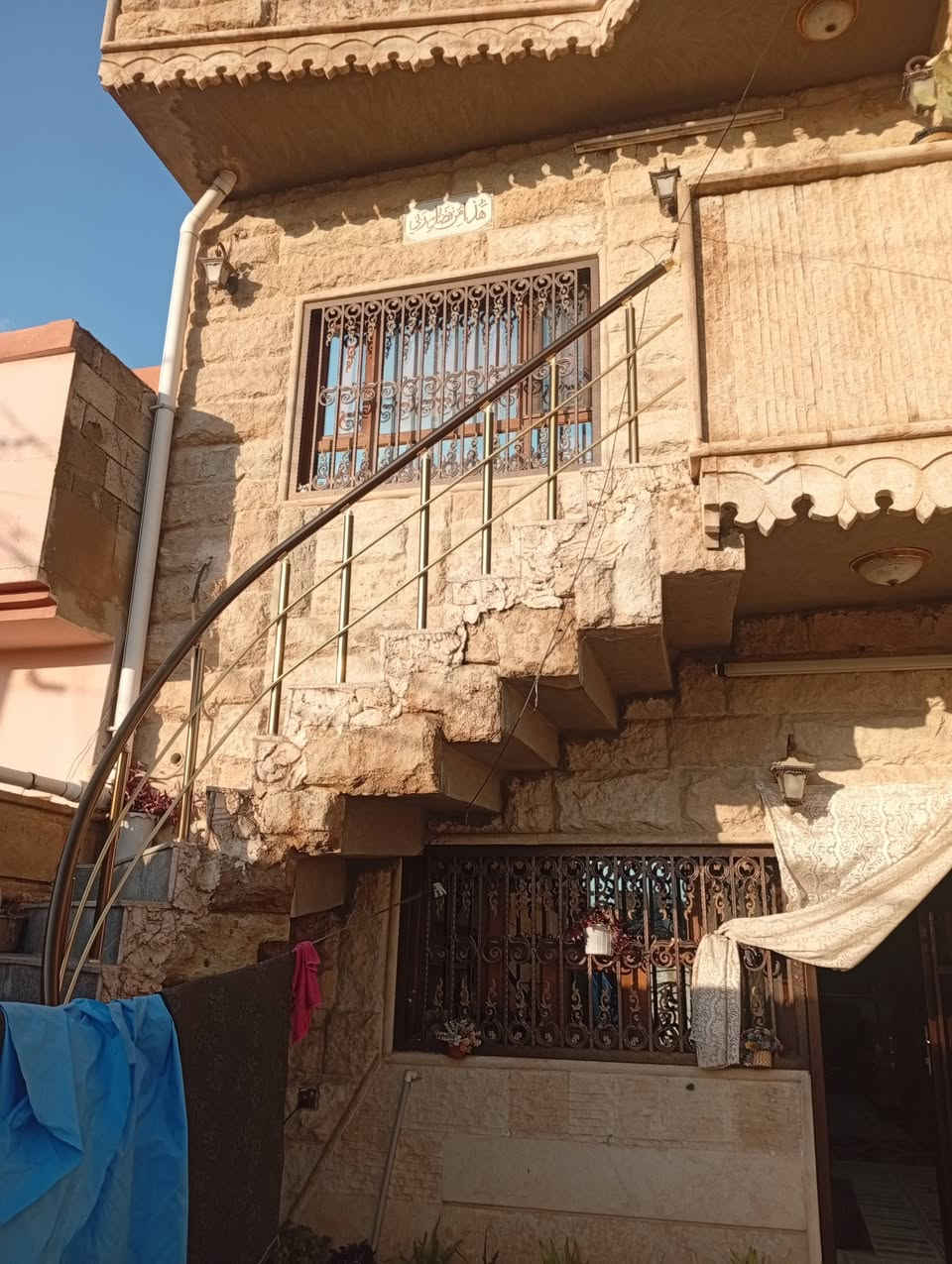 دار للبيع مساحة 100 طابقين  طابو صرف 
مع فضله 20متر
على  شارع 20 
الموقع كركوك حي النداء خلف دار المسنين
واجهة حلان الدار فول كاشي وسيراميك 
وسقوف ثانويه 
يتكون الدار 
 3غرف نوم استقبال مطبخ كراج صحيات 
بيتونه 
السعر118مليون  وبي مجال  
للمزيد من المعلومات الاتصال بالارقام التاليه 
***********
***********واتساب
أو مراجعة مكتب الحضاره حي الأسرى مقابل جسر الرشيد أو مقابل خيمة حي النداء
