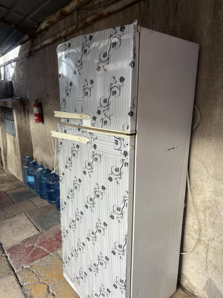 السلام عليكم ثلاجه حجم  كبير نضيفه شغاله وتجميدهه ممتاز سعره 100 وبيهه مجال مكاني حي العامل رقمي ***********
