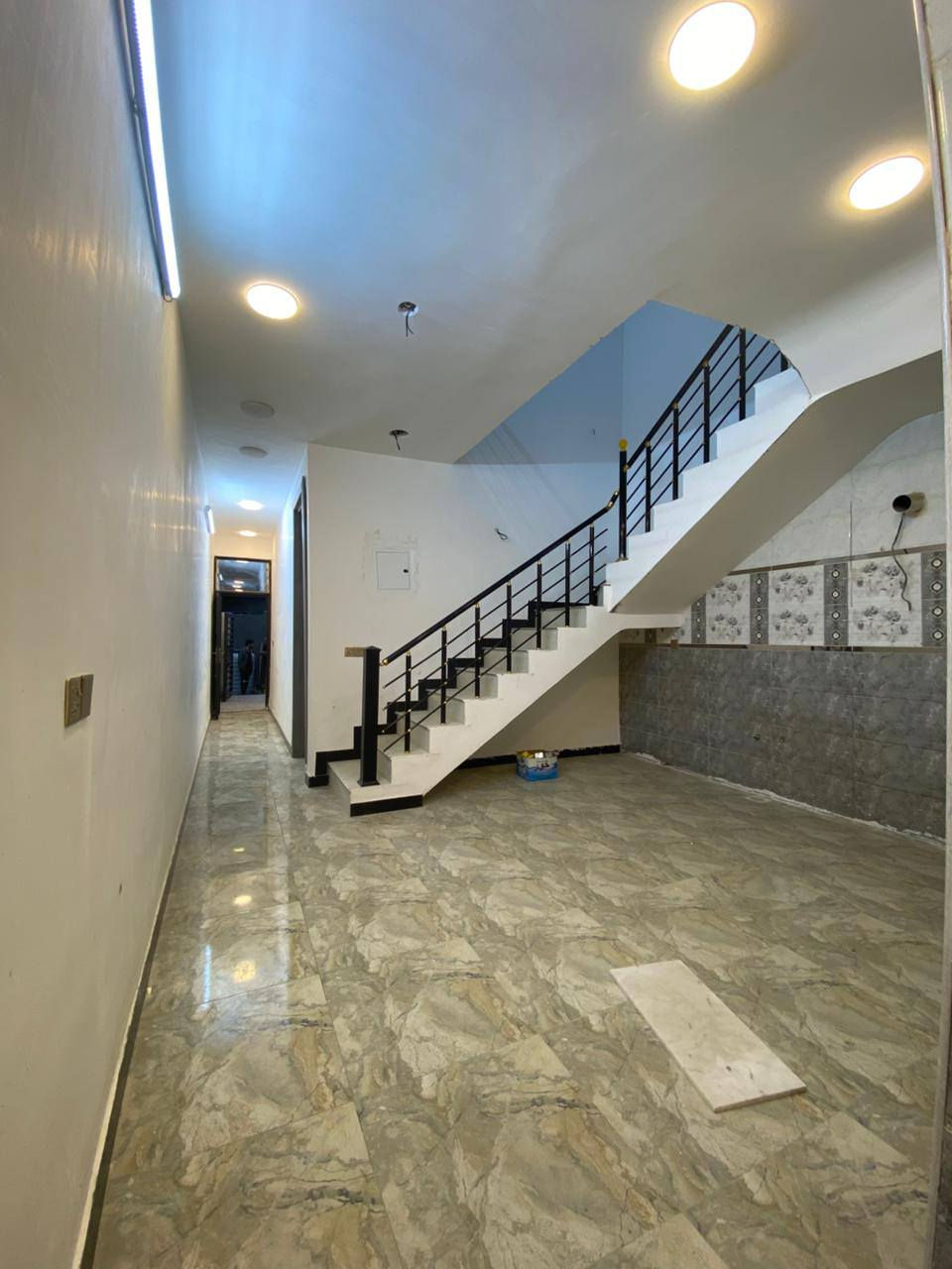 سلام عليكم يعلن مكتب حميد للاستثمار العقاري بيت للبيع مساحه 100 متر يحتوي على غرفتين نوم صاله ومطبخ وخدمات وحولي طابو زراعي سند 25 منطقه الدوانم قرب الشرطة الخامسه بصف الشارع الرئيسي السعر مناسب جدا 75 وبي مجال لاستفسار اتصل *********** ابو دموع
