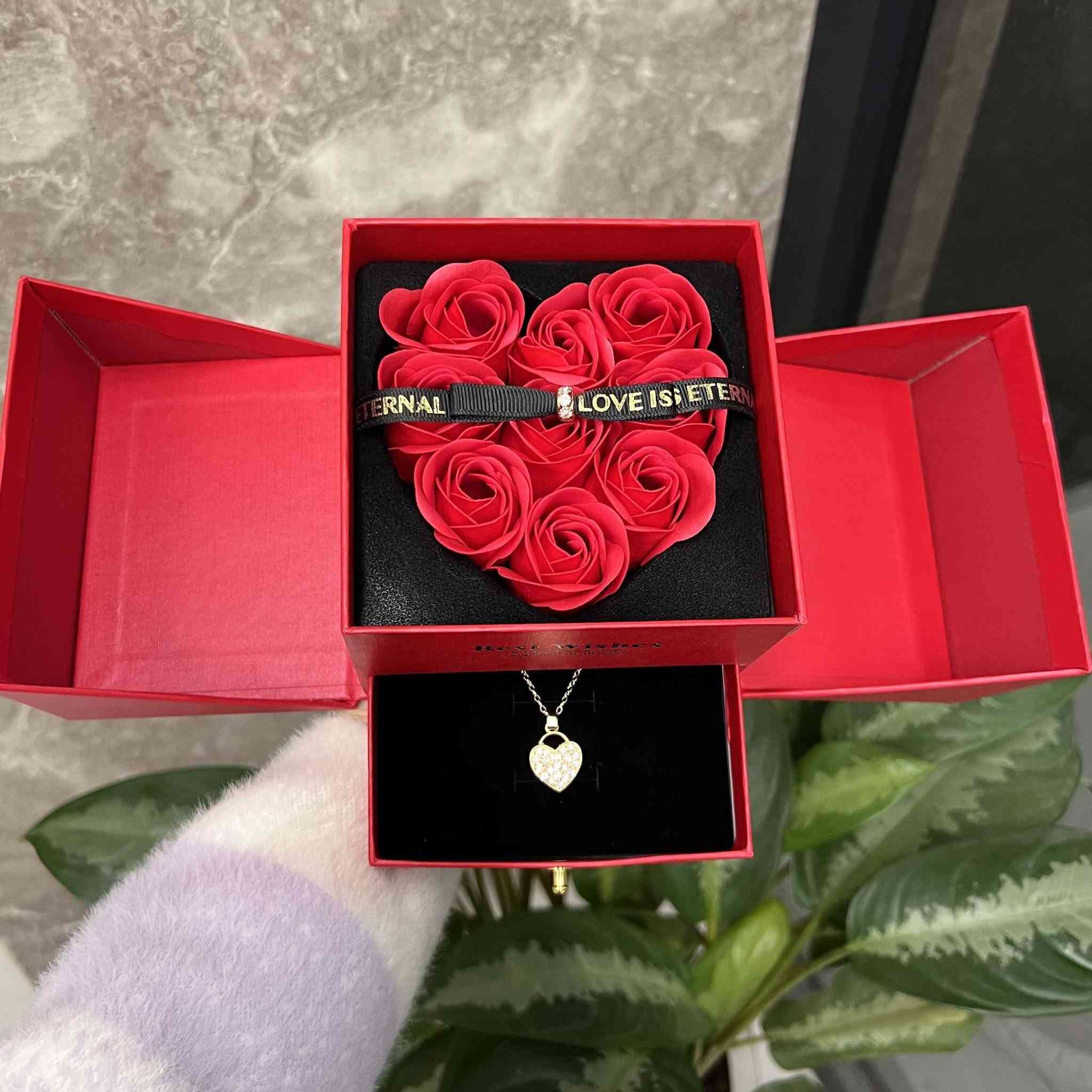 🎁 جوانترین دیاری تەنها بە 15 هەزار! "بۆکسی شاهانەی گوڵ و ملوانکە" ✨
ئیتر بۆ دیاری مەردۆخە! ئەم بۆکسە ناوازەیە سحر و جوانی گوڵ و بریقەی ملوانکە لە یەک کاتدا کۆدەکاتەوە بۆ ئەوەی دڵی خۆشەویستەکەت پێ خۆش بکەیت:
دیزاینی شاهانە: بۆکسێکی سووری شیک کە لە دوو لایەوە دەکرێتەوە و بە قردێلەیەکی جوان ڕازاوەتەوە.
دڵێک لە گوڵ: لە ناوەوە دڵێکی مەخمەڵی لە گوڵی سوور، لەگەڵ نووسینی ناوازەی LOVE IS ETERNAL.
سوپرایزی شاراوە: دەرهێنەرێکی (قەناتێکی) ژێرەوە کە ملوانکەیەکی زێڕینی تێدایە بە هەڵواستراوی دڵ و بە مرواری درەوشاوە ڕازاوەتەوە.
💰 نرخ: تەنها 15 هەزار دینار!
🚚 نرخی گەیاندن: تەنها 5 هەزار دینار بۆ هەموو شارەکان! (سعر التوصيل 5 آلاف فقط لجميع المدن).
📞 بۆ داواکردن و حجزکردن (واتساپ یان پەیوەندی): ***********
✨ بڕی بەردەست سنووردارە.. ئێستا داوای بکە و ساتێکی لەبیرنەکراو دروست بکە! ✨
