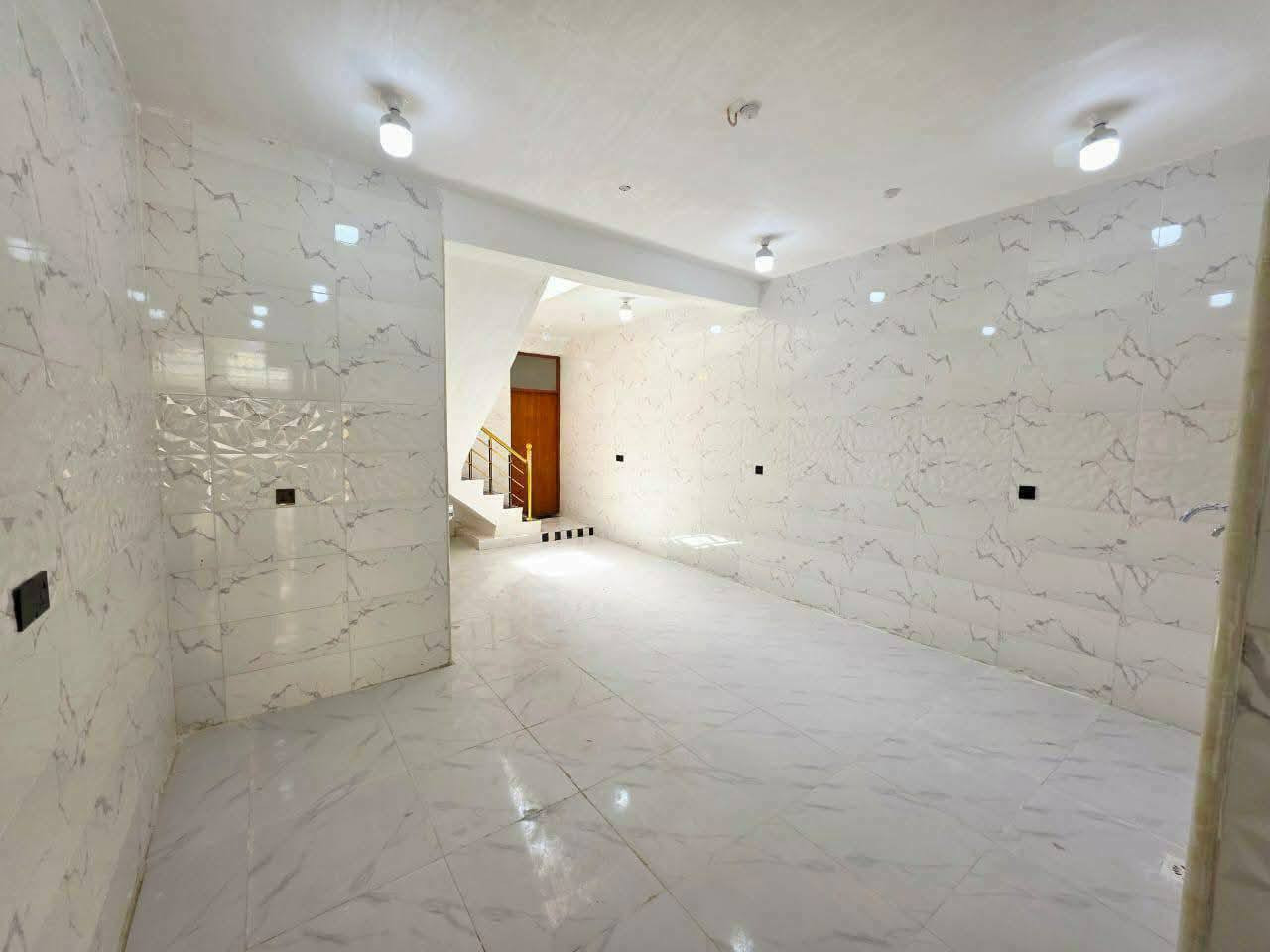 السلام عليكم دار سكن  للبيع حديث غير مسكون ثلاث غرف نوم حديث درجة اولى يحتوي على ثلاث غرف نوم وثلاث صحيات بالقرب من الشارع العام في الكوت منطقة حي الحكيم نزلة افران الهادي مساحتة 100م البناء طابوق درجة اولى والسقف صب مسلح والارضية والجدران سيراميك ويتكون البيت من ثلاث غرف نوم واستقبال ومطبخ وصالتين وصحيات داخلية وخارجية ومرقم من قبل البلدية علما ان البيت فارغ السعر 55 وبي مجال الاستفسار الاتصال على هذا الرقم ***********
